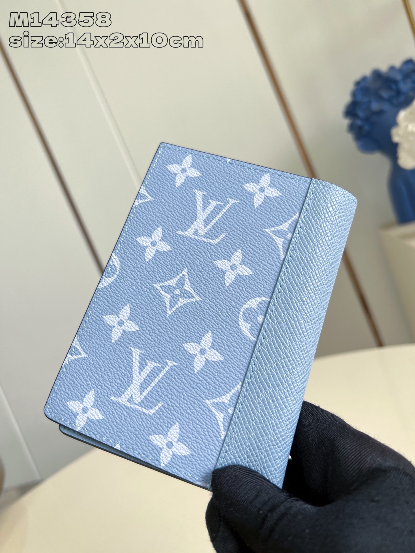 【顶级原单 M14358蓝 】本款护照套选用明丽 Monogram 涂层帆布和 Taïga 牛皮革，为 
