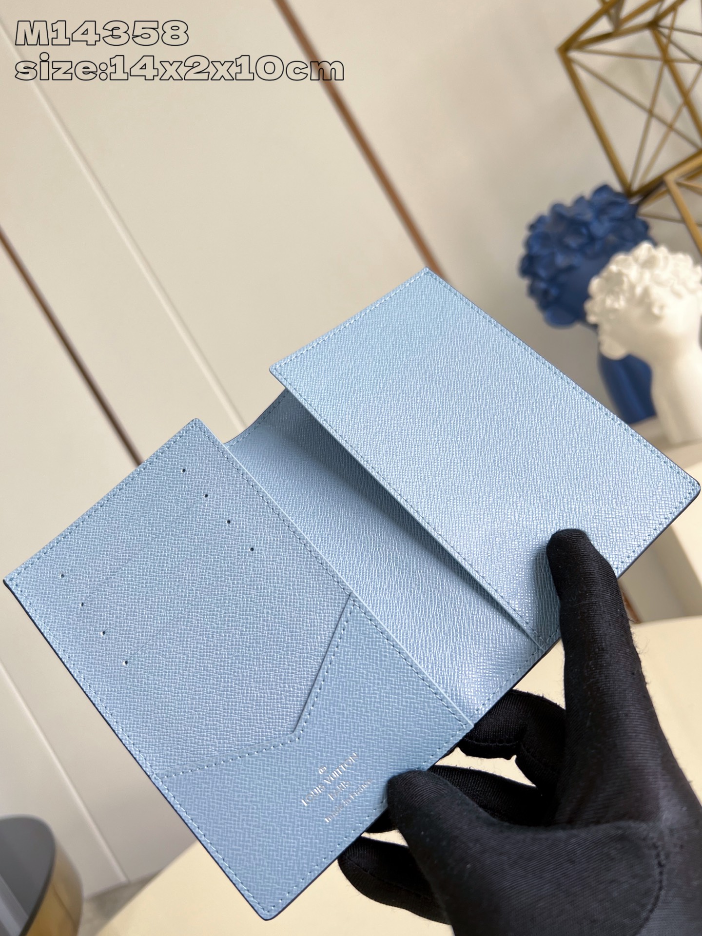 【顶级原单 M14358蓝 】本款护照套选用明丽 Monogram 涂层帆布和 Taïga 牛皮革，为 
