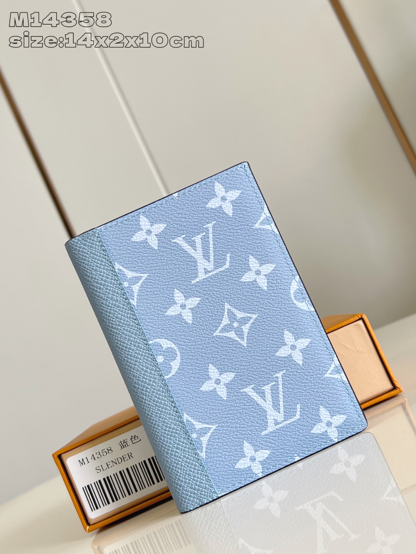 【顶级原单 M14358蓝 】本款护照套选用明丽 Monogram 涂层帆布和 Taïga 牛皮革，为 
