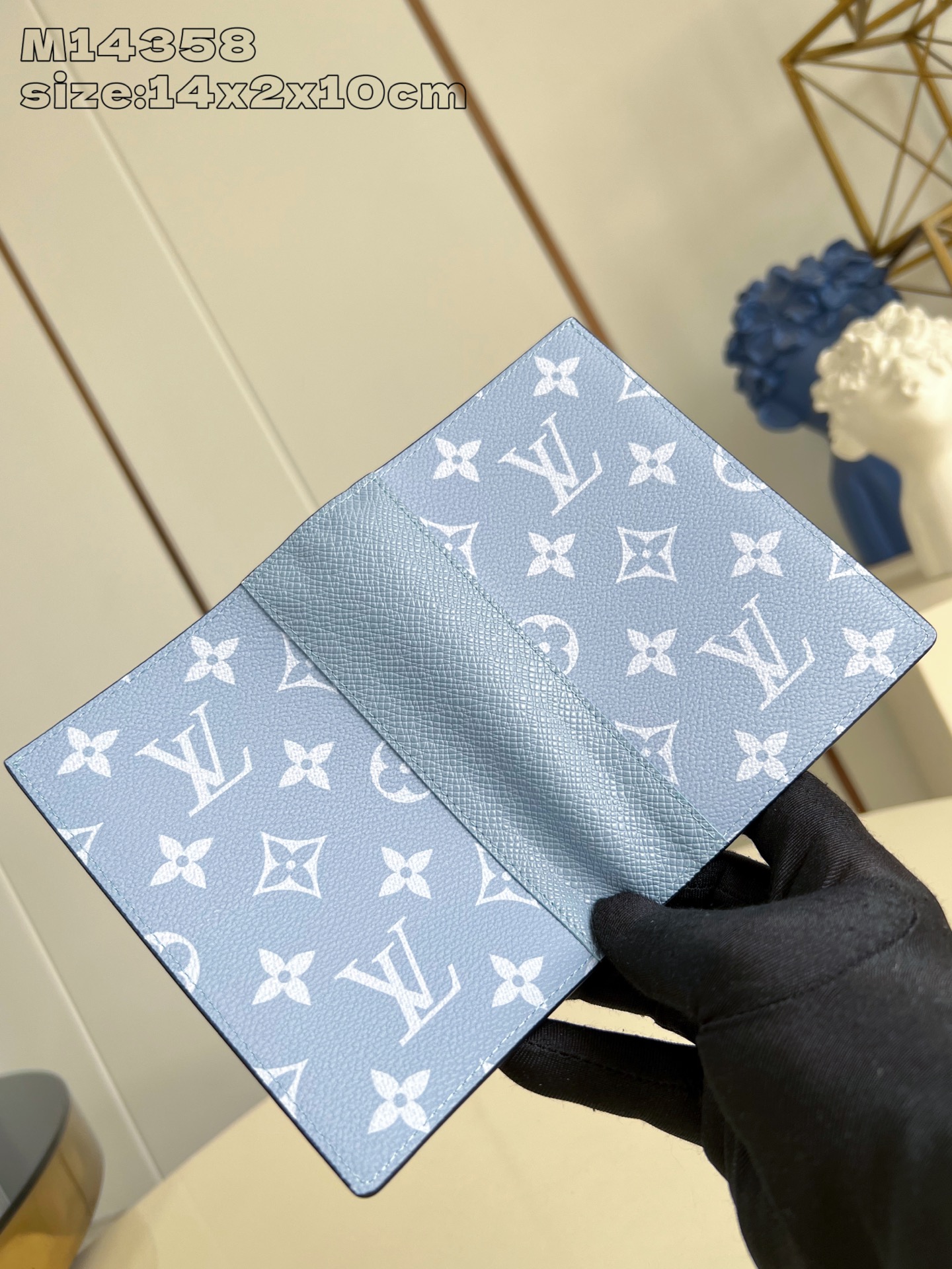 【顶级原单 M14358蓝 】本款护照套选用明丽 Monogram 涂层帆布和 Taïga 牛皮革，为 