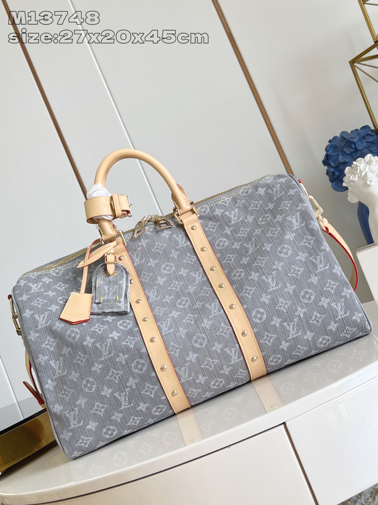 NO:404821,【Exclusive real photo M13748】This Keepall Bandoulière 45 travel bag material Monogram Denim fabric, which contrasts with cowhide and illuminated metal parts, reveals elegant style in a low-key manner. The side rivets pay tribute to the brand's long-standing box heritage, the top handle and removable and adjustable shoulder straps offer a variety of portable options. 27 x 20 x 45 cm (height x width x length) S.950,LV [original leather],louis vuitton,cowhide19860909【独家实拍 M13748】本款 Keepall Bandoulière 45 旅行袋取材 Monogram Denim织物,与牛皮革饰边和莹泽金属件相互映衬,于低调之中展露雅致格调.侧带铆钉致敬品牌悠久的制箱传承,顶部手柄和可拆卸并调节肩带提供多种背携选择.27 x 20 x 45 厘米 (高 x 宽 x 长度) S.950,LV【原厂皮】,louis vuitton,cowhide,Bag