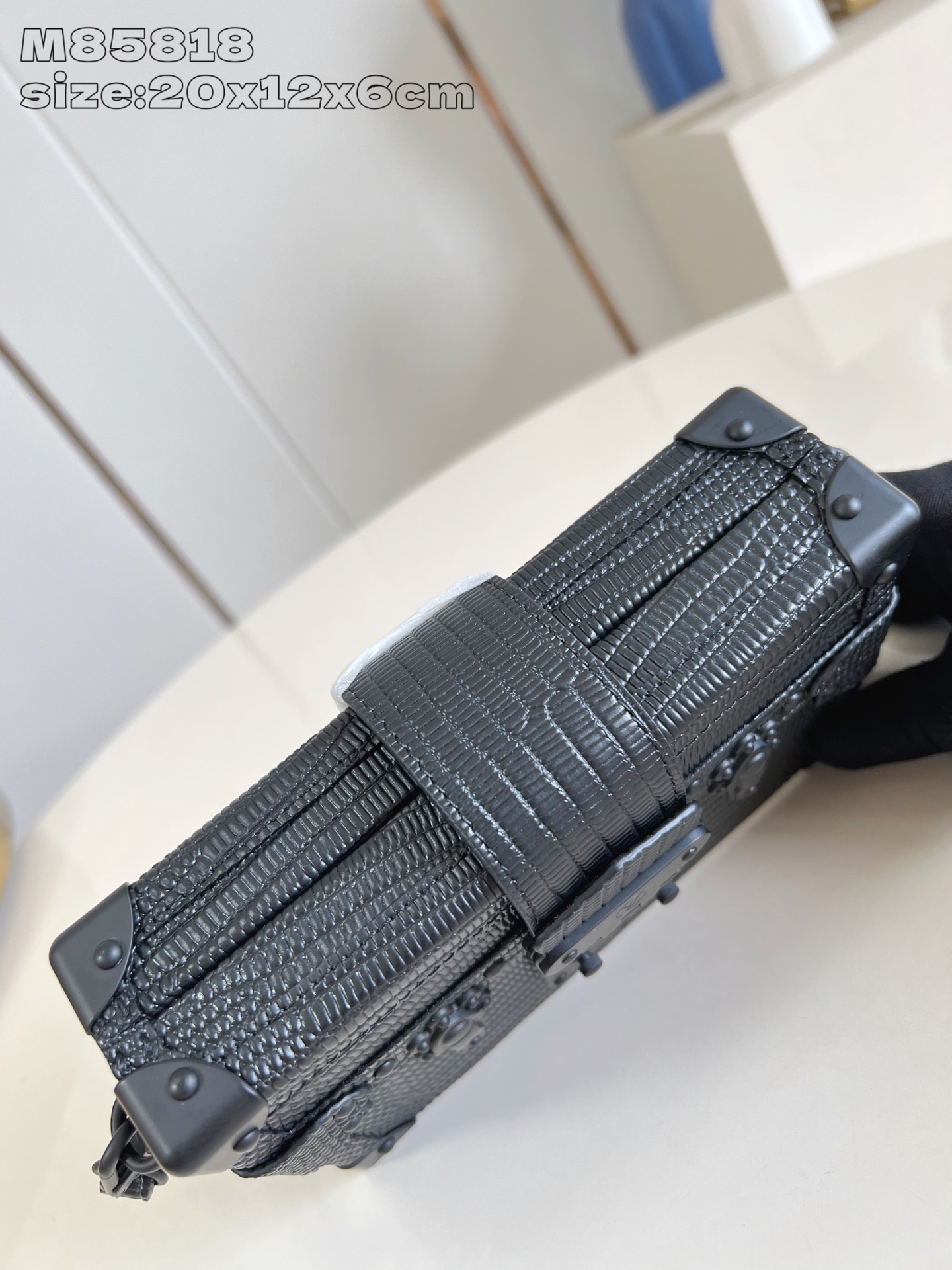 【顶级原单 M85818 】本款 Petite Malle 手袋以光滑牛皮革致意品牌制箱历史，令哑光金属