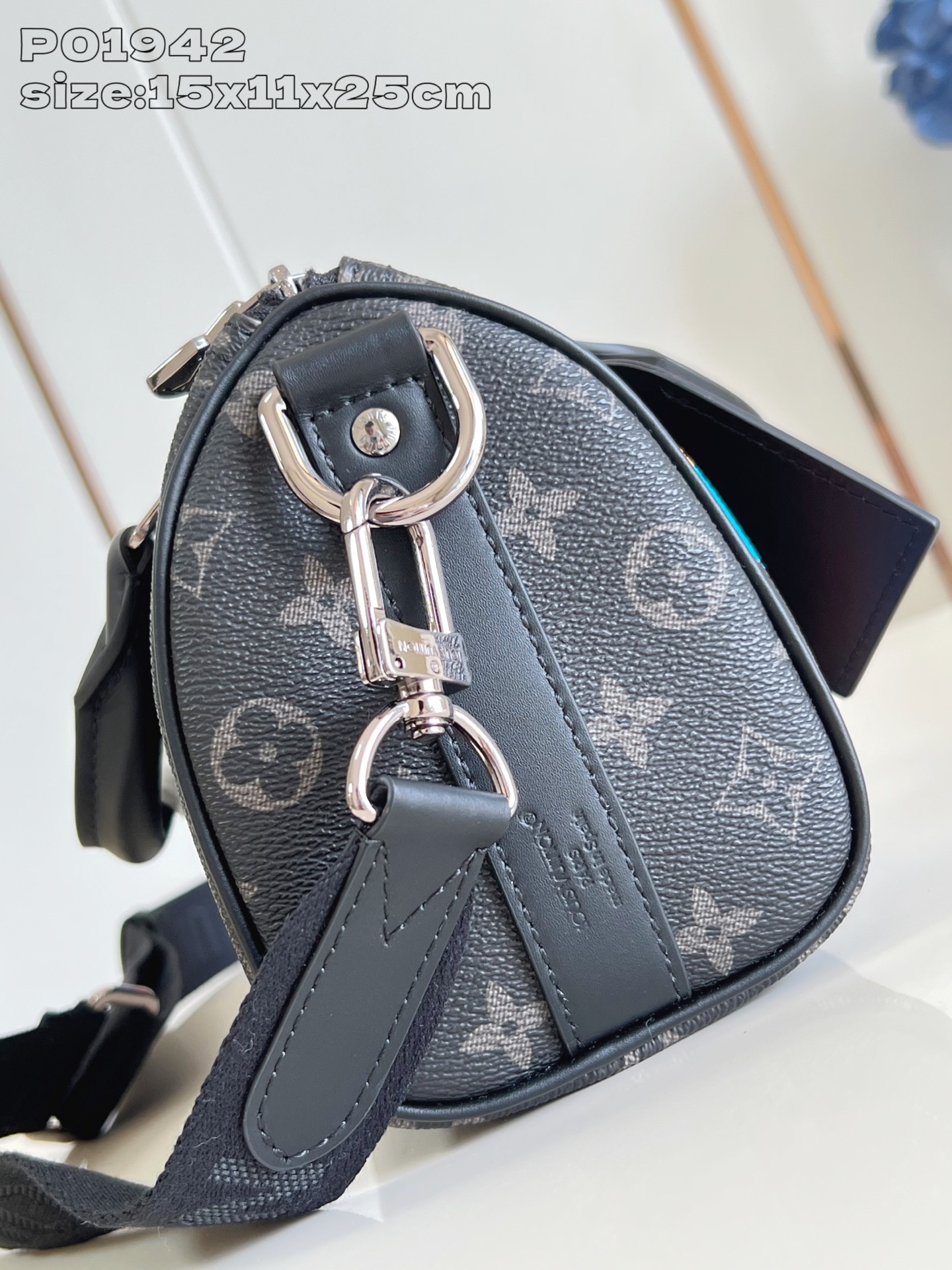 【顶级原单   】本款 Keepall 25 手袋采用 Monogram Eclipse 帆布塑造紧凑构