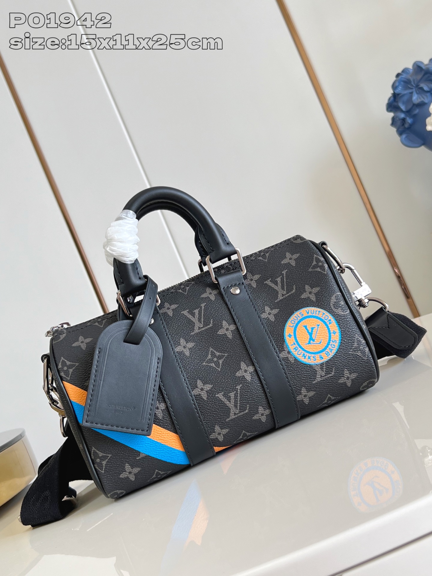 【顶级原单   】本款 Keepall 25 手袋采用 Monogram Eclipse 帆布塑造紧凑构