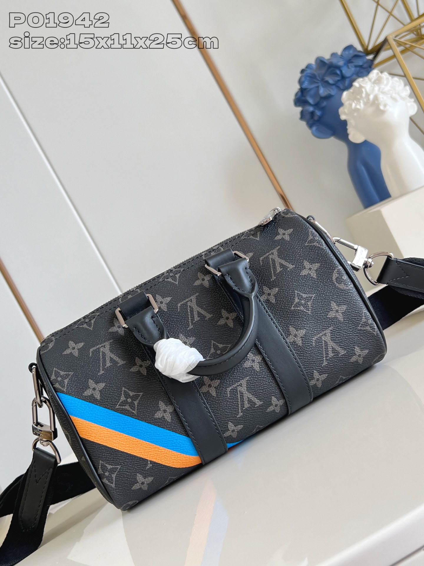 【顶级原单   】本款 Keepall 25 手袋采用 Monogram Eclipse 帆布塑造紧凑构