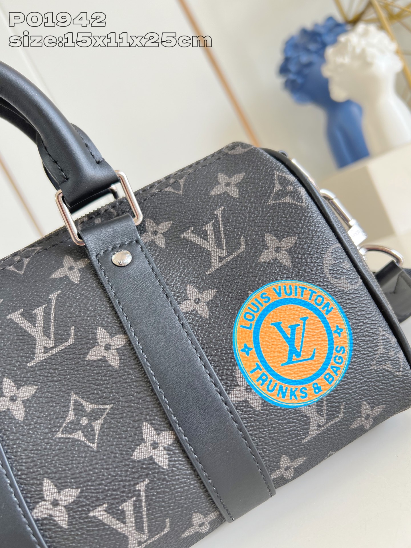 【顶级原单   】本款 Keepall 25 手袋采用 Monogram Eclipse 帆布塑造紧凑构