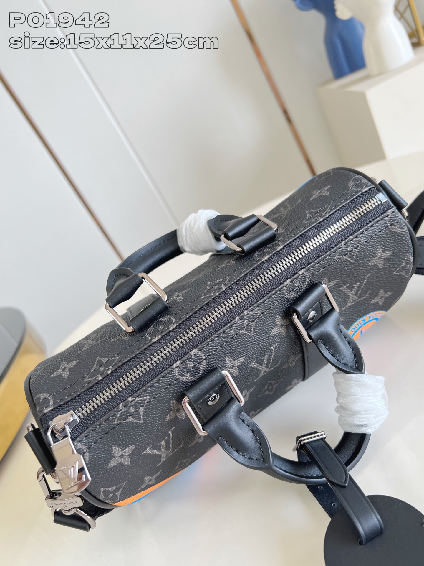 【顶级原单   】本款 Keepall 25 手袋采用 Monogram Eclipse 帆布塑造紧凑构