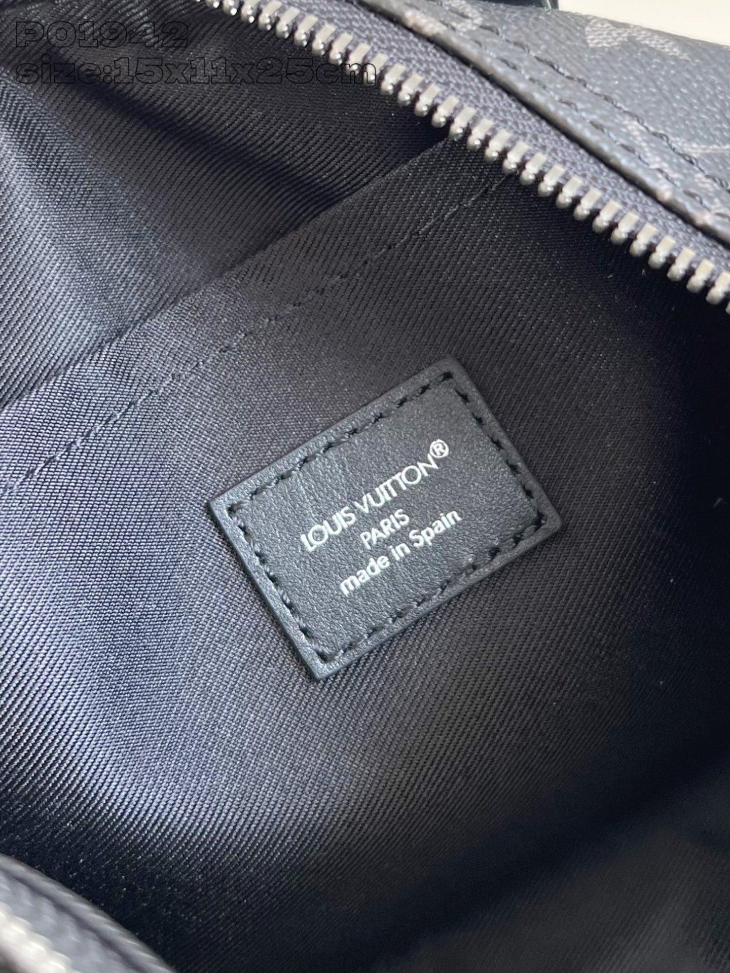 【顶级原单   】本款 Keepall 25 手袋采用 Monogram Eclipse 帆布塑造紧凑构