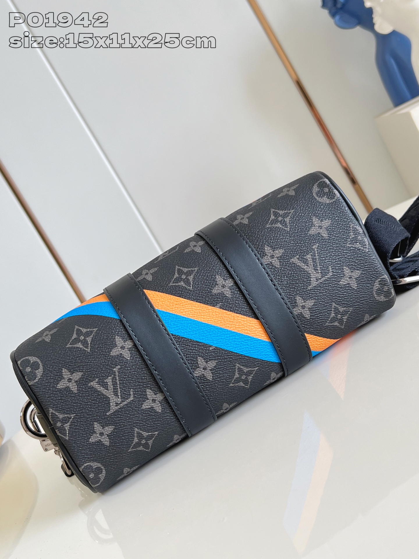 【顶级原单   】本款 Keepall 25 手袋采用 Monogram Eclipse 帆布塑造紧凑构
