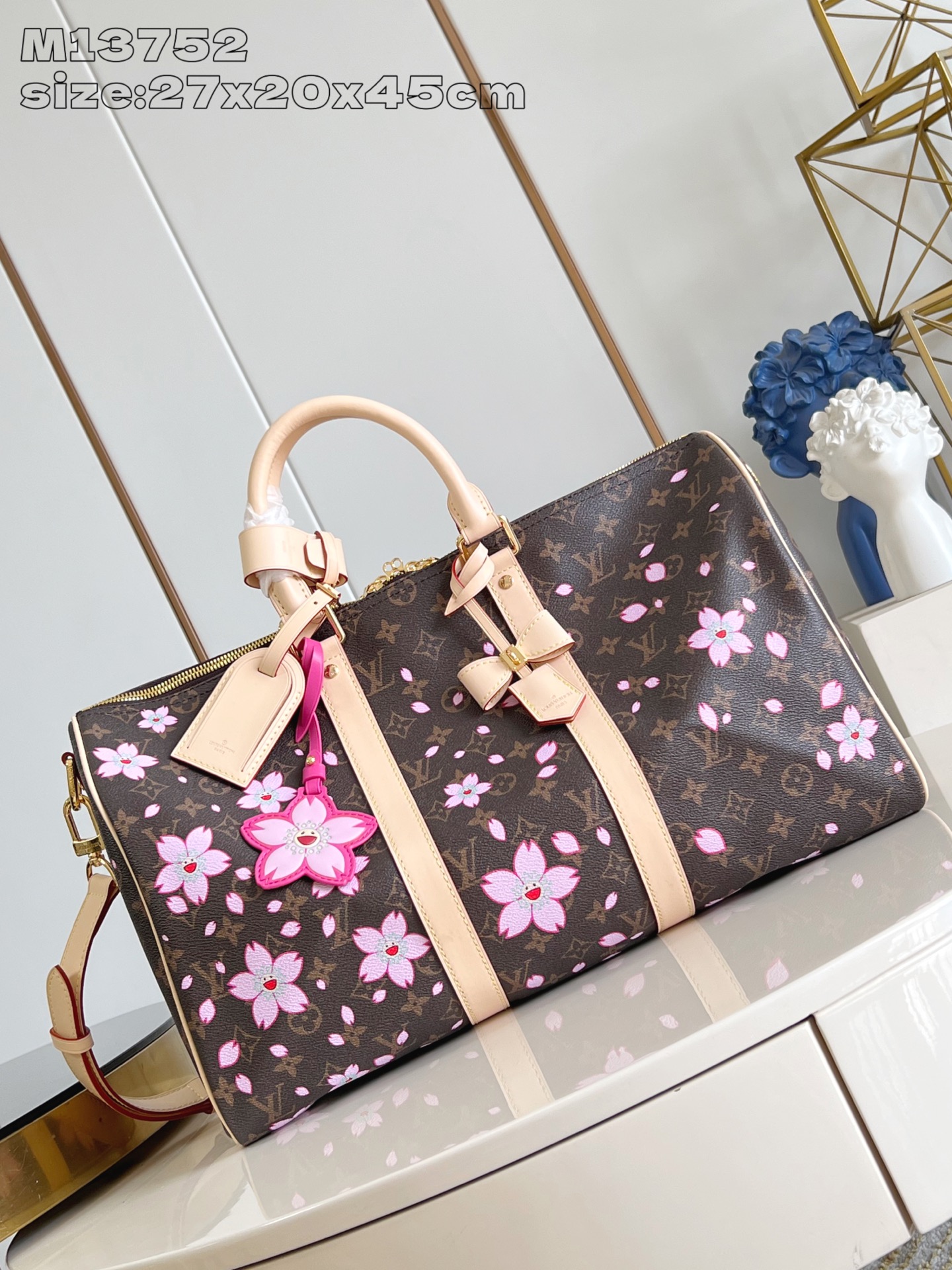 NO:404833,【Exclusive real photo M13752】This Keepall Bandoulière 45 travel bag is made of classic Monogram coated canvas, and uses bright Cherry Blossom pattern to express the identity of Louis Vuitton x Takashi Murakami replica series. The dazzling padlock illuminates the bow key bag, and the floral decoration reproduces Murakami's iconic visual elements. 27 x 20 x 45 cm (height x width x length) fd.930,LV [original leather],louis vuitton,louis vuitton19860909【独家实拍 M13752】本款 Keepall Bandoulière 45 旅行袋取材经典 Monogram 涂层帆布,借明丽 Cherry Blossom 图案道出路易威登 x 村上隆复刻系列身份.耀目挂锁点亮蝴蝶结钥匙包,花卉装饰复现村上隆标志性的视觉元素.27 x 20 x 45 厘米 (高 x 宽 x 长度) fd.930,LV【原厂皮】,louis vuitton,louis vuitton,Bag