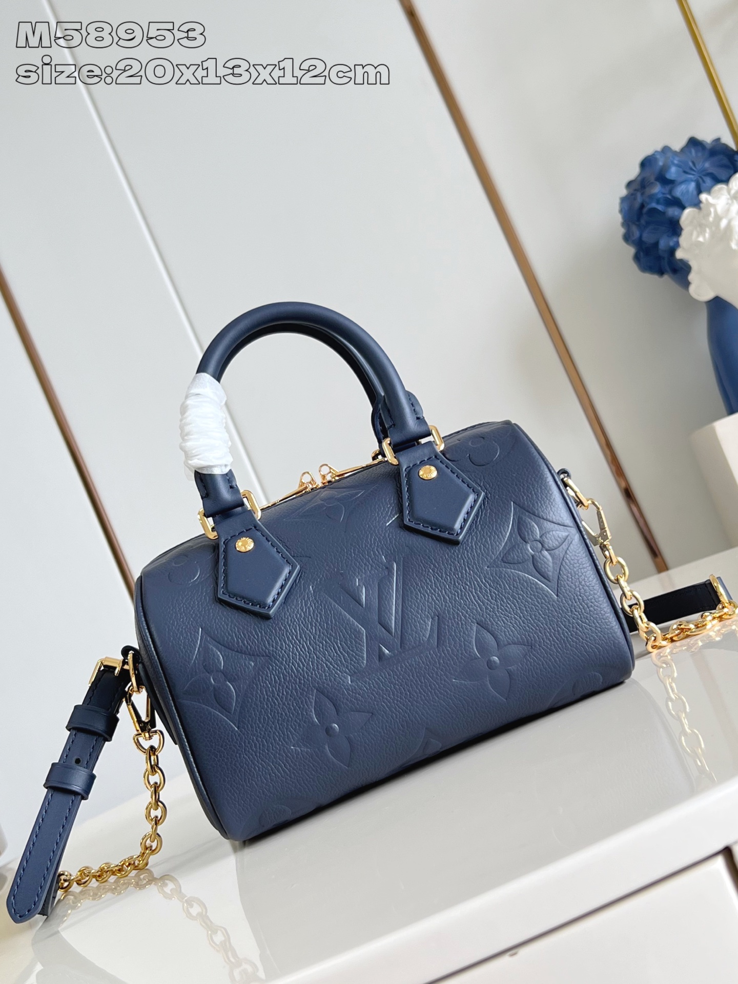 NO:404848,【Exclusive real photo M58953 dark blue embossed】This Speedy Bandoulière 20 handbag is exquisitely designed and stylish, and can be carried as you want every day. Made of smooth Monogram Empreinte grain leather, decorated with large Monogram embossed, paired with padlocks, metal parts, removable and adjustable chain shoulder straps and Toron handles. 13.5 x 12 x 20.5 cm (height x width x length) Q.900,LV [original leather],louis vuitton19860909【独家实拍 M58953深蓝压花】本款 Speedy Bandoulière 20 手袋设计精巧,风格时尚,可随心携带日常所需.采用光滑的 Monogram Empreinte 粒面皮革制作而成,饰有大号 Monogram 压纹,搭配挂锁、金属件、可拆卸可调节的链条肩带以及 Toron 手柄.13.5 x 12 x 20.5 厘米 (高 x 宽 x 长度) Q.900,LV【原厂皮】,louis vuitton,Bag