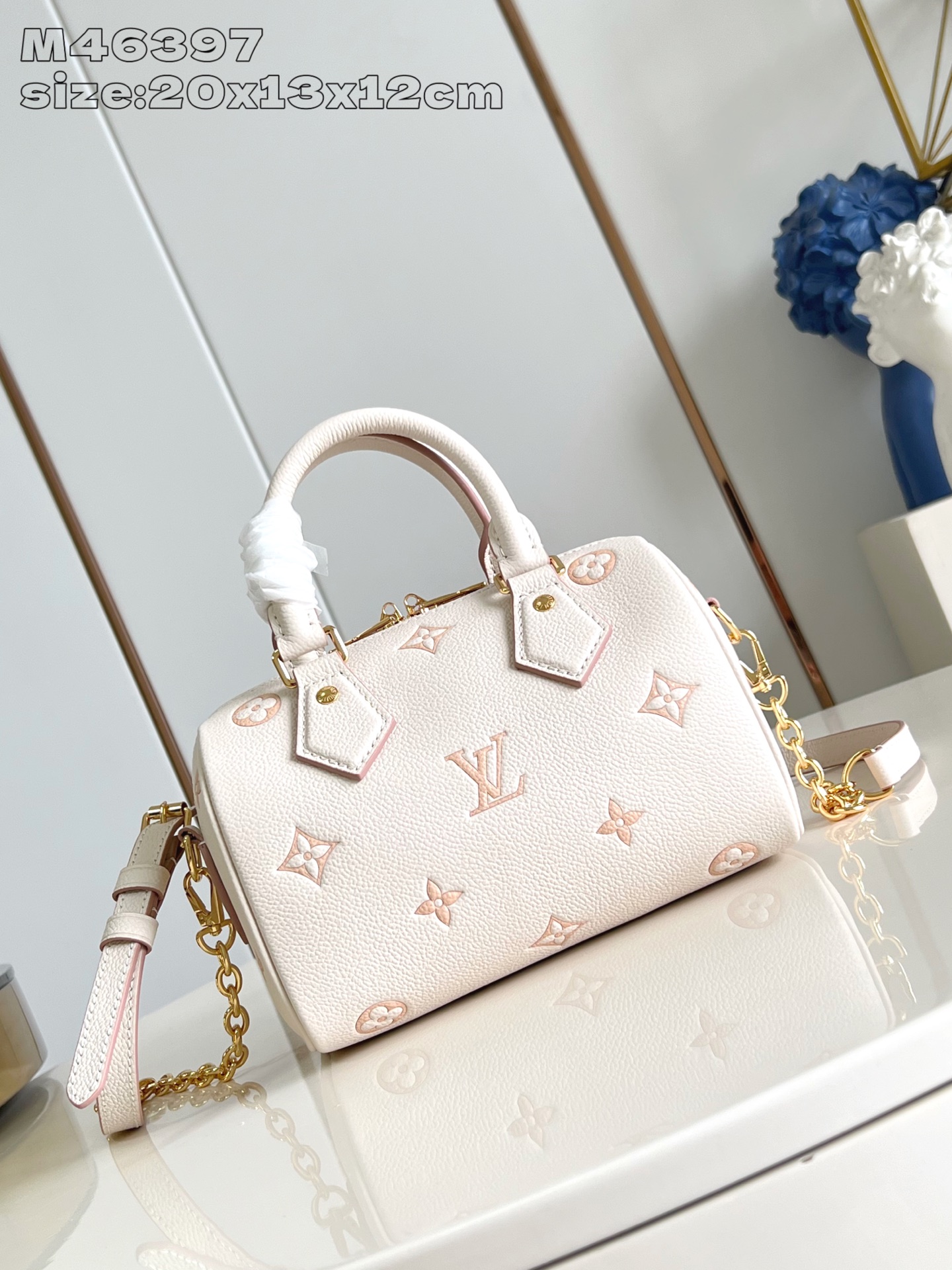 NO:404834,【Exclusive real photo M46397 cream silkscreen】M14291 This Speedy Bandoulière 20 handbag is renovated with classic Monogram Empreinte leather, outlined in the same tone, and enriched details with striped lining, dazzling padlock and removable chain. The compact configuration can accommodate daily needs, suitable for both portable and crossbody. 13.5 x 12 x 20.5 cm (height x width x length) Q.900,LV [original leather],louis vuitton19860909【独家实拍 M46397奶油丝印】M14291 本款 Speedy Bandoulière 20 手袋焕新品牌经典 Monogram Empreinte 皮革,以相同色调勾勒图案轮廓,再以条纹内衬、耀目挂锁和可拆卸链条丰富细节.紧凑构型可容纳日常所需,手提或斜挎皆宜.13.5 x 12 x 20.5 厘米 (高 x 宽 x 长度) Q.900,LV【原厂皮】,louis vuitton,Bag