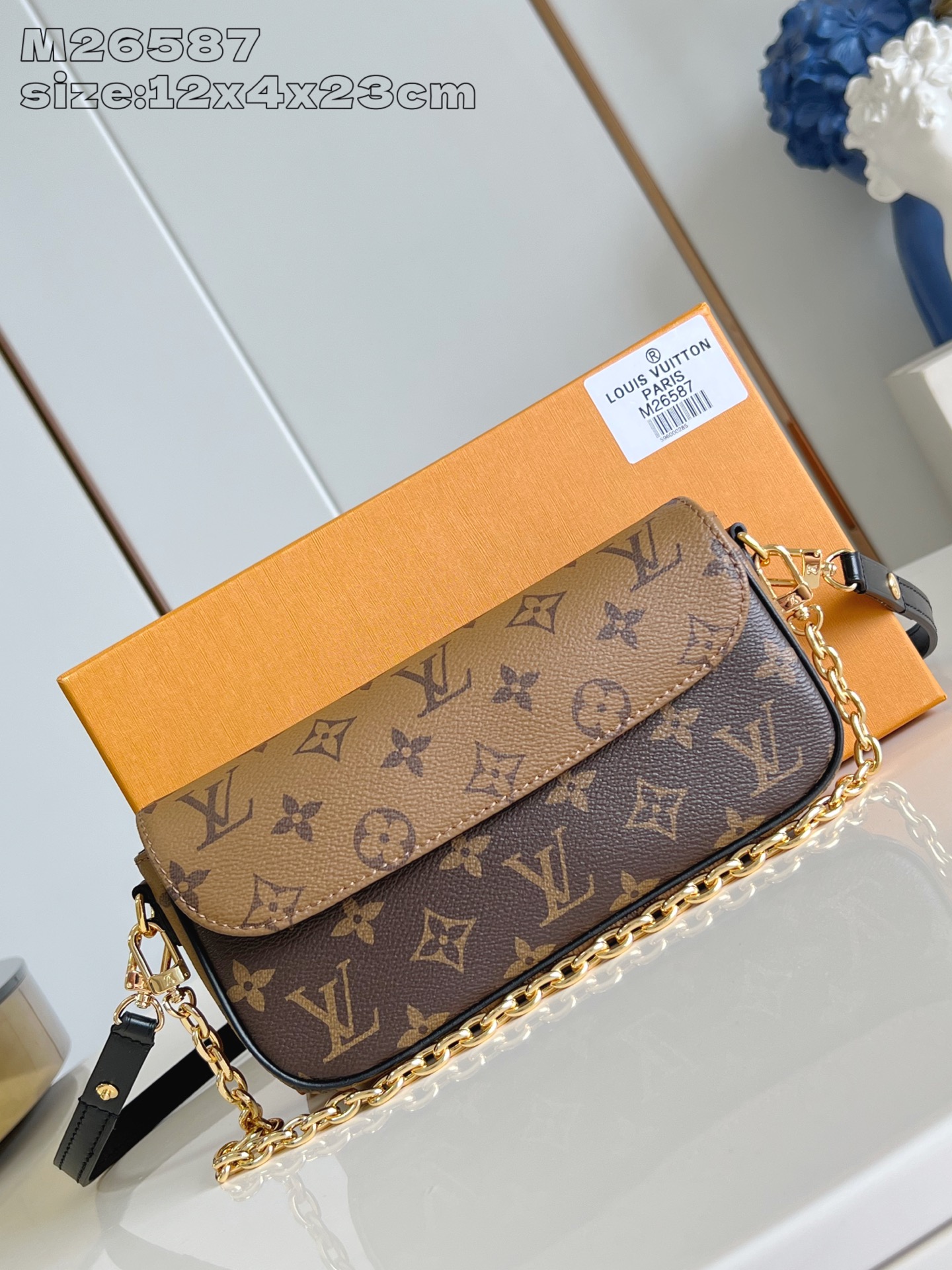 NO:404809,【Exclusive real photo M26587】This Wallet On Chain Ivy handbag is made of Monogram Reverse canvas, which cleverly shows the directional thinking of the season. The removable metal chain complements the LV letters, and the neat interior is equipped with patch pockets and slots, which can safely store daily needs. 12 x 4.3 x 23.5 cm (height x width x length) y.500,LV [original leather],louis vuitton,versace19860909【独家实拍 M26587】本款 Wallet On Chain Ivy 手袋取材 Monogram Reverse 帆布,巧妙展现当季定向思维.可拆卸金属链条与 LV 字母相得益彰,齐整内里设有贴袋和卡位,可稳妥收纳日常所需.12 x 4.3 x 23.5 厘米 (高 x 宽 x 长度) y.500,LV【原厂皮】,louis vuitton,versace,Bag