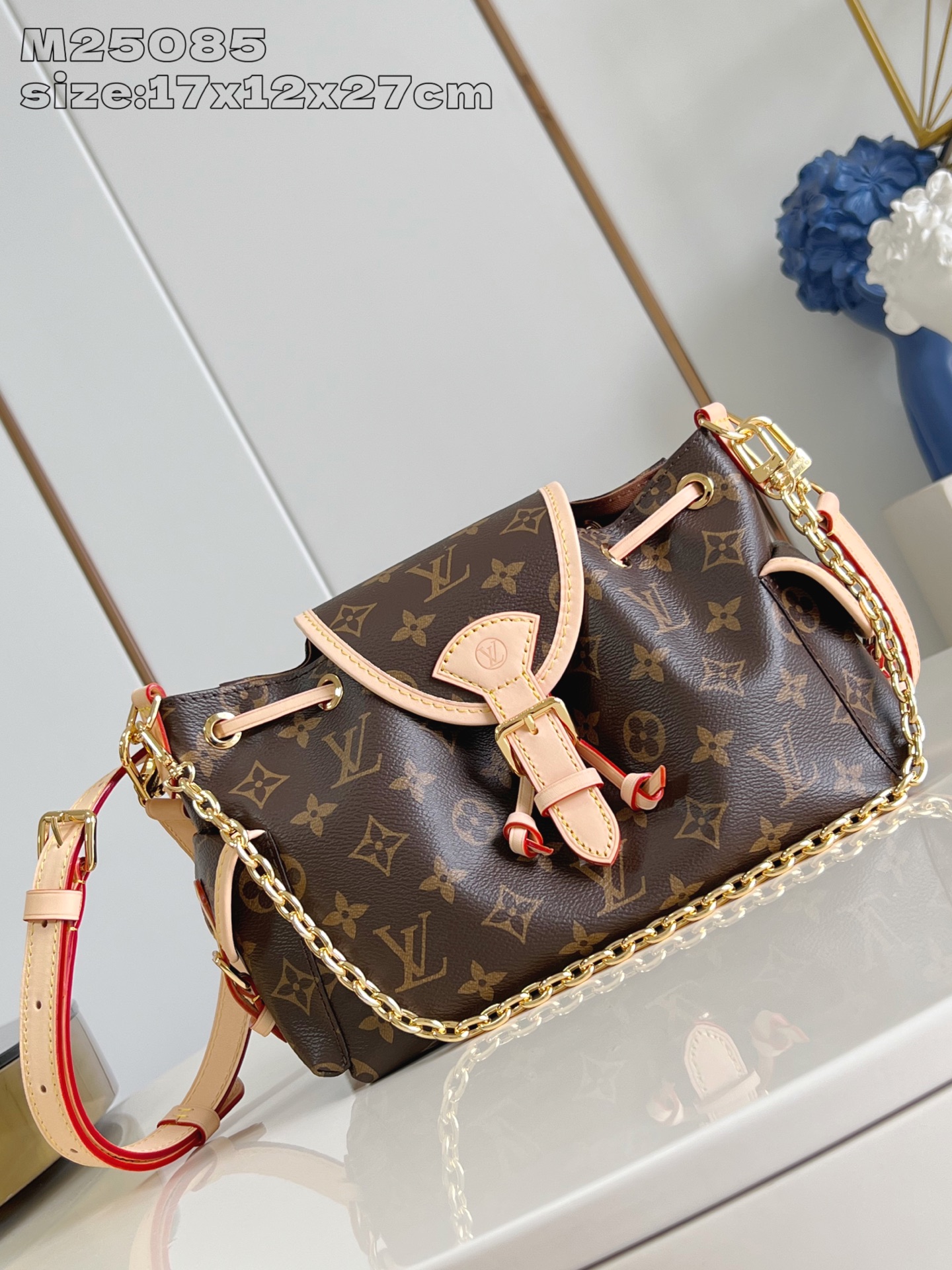 NO:404813,【Exclusive real photo M25085】Odysée handbag comes from the 2025 early autumn series, and is dedicated to the brand heritage with a fashionable and daily design. The dazzling buckle and removable chain illuminate the Monogram canvas body, the side bag is convenient for picking up and holding small items such as keys and lipsticks. 17 x 12 x 27 cm (height x width x length) Y.650,LV [original leather],louis vuitton19860909【独家实拍 M25085】Odysée 手袋出自 2025 早秋系列,以风尚日常设计致意品牌传承.耀目搭扣和可拆卸链条点亮 Monogram 帆布包身,侧袋方便取放钥匙、口红等随身小物.17 x 12 x 27 厘米 (高 x 宽 x 长度) Y.650,LV【原厂皮】,louis vuitton,Bag