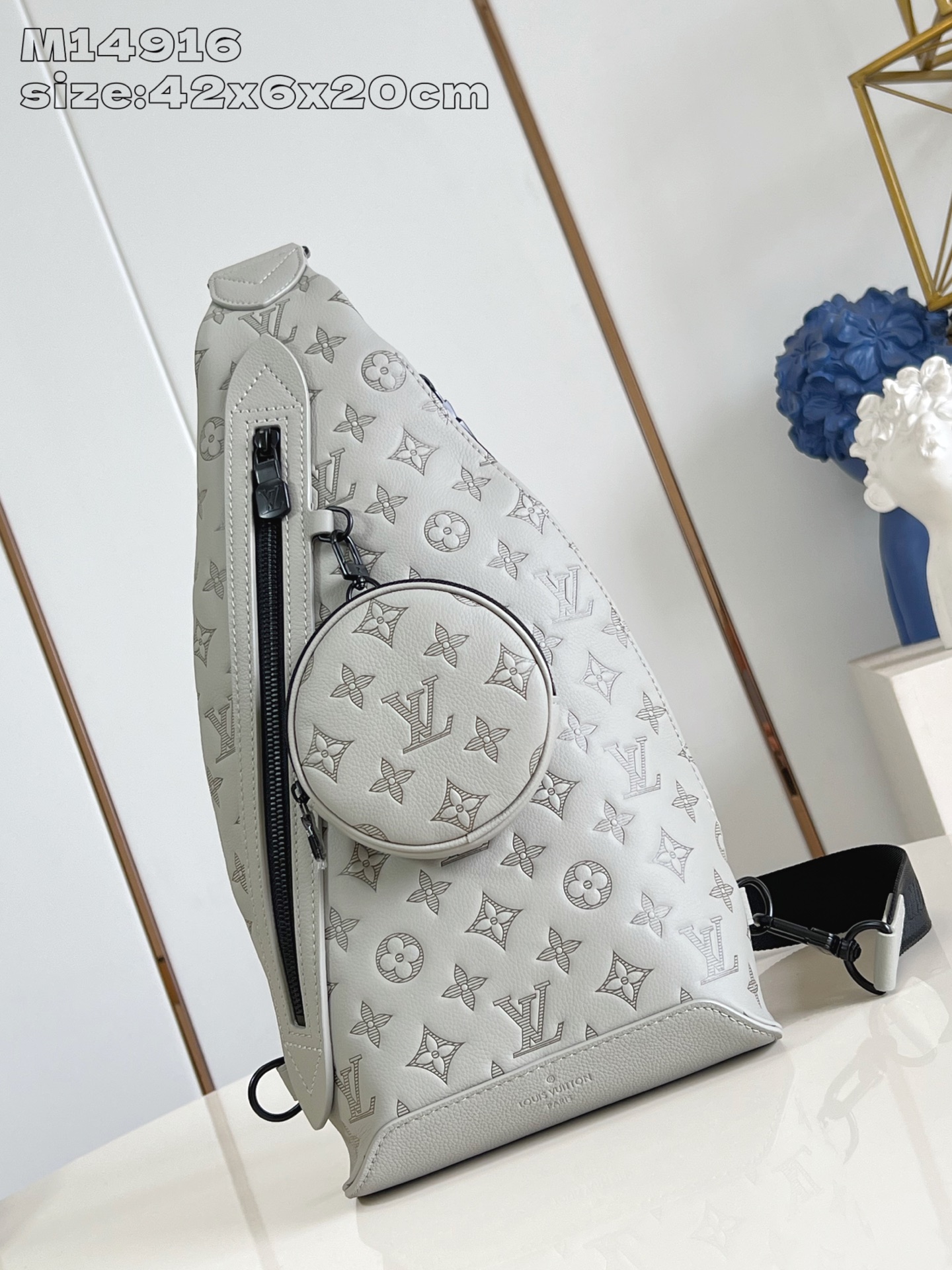 NO:404819,【Exclusive real photo M14916】This Duo shoulder bag is made of soft cowhide leather to create a close-fitting configuration, making it a practical choice other than traditional backpacks. The zippered side pocket can store smartphones, the removable storage bag is convenient for picking up and placing items, and the adjustable jacquard fabric shoulder straps achieve left and right shoulders. 42 x 6 x 20 cm (height x width x length) M.730,LV [original leather],louis vuitton,shoulder bags,cowhide19860909【独家实拍 M14916】本款 Duo 单肩包以柔软牛皮革塑造贴身构型,成就传统双肩包之外的实用之选.拉链侧袋可收纳智能手机,可拆卸收纳包方便取放物品,可调节提花织物肩带实现左右肩背.42 x 6 x 20厘米 (高 x 宽 x 长度) M.730,LV【原厂皮】,louis vuitton,shoulder bags,cowhide,Bag