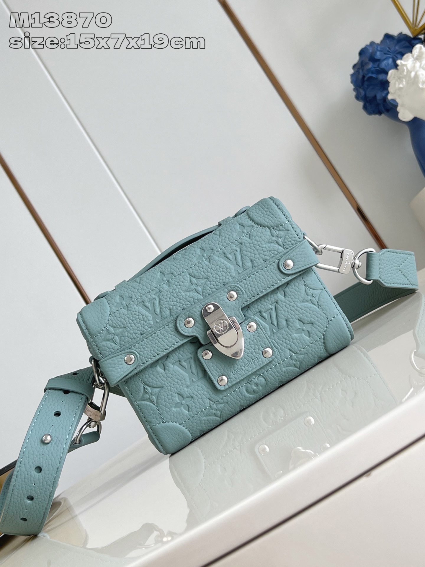 NO:404823,【Exclusive real photo M13870】This Soul Trunk handbag is made of soft Monogram embossed Taurillon cowhide leather to interpret the brand's traditional hard box configuration. Reinforced corners, leather details and removable and adjustable shoulder straps embellish the Monogram pattern body, cotton lining perfectly. 15 x 7 x 19 cm (height x width x length) M.830,LV [original leather],louis vuitton,cowhide19860909【独家实拍 M13870】本款 Soul Trunk 手袋以柔软 Monogram 压纹 Taurillon 牛皮革演绎品牌传统硬箱构型.加固包角、皮革细节与可拆卸并调节的肩带点缀 Monogram 图案包身,棉质内衬完善整体.15 x 7 x 19 厘米 (高 x 宽 x 长度) M.830,LV【原厂皮】,louis vuitton,cowhide,Bag