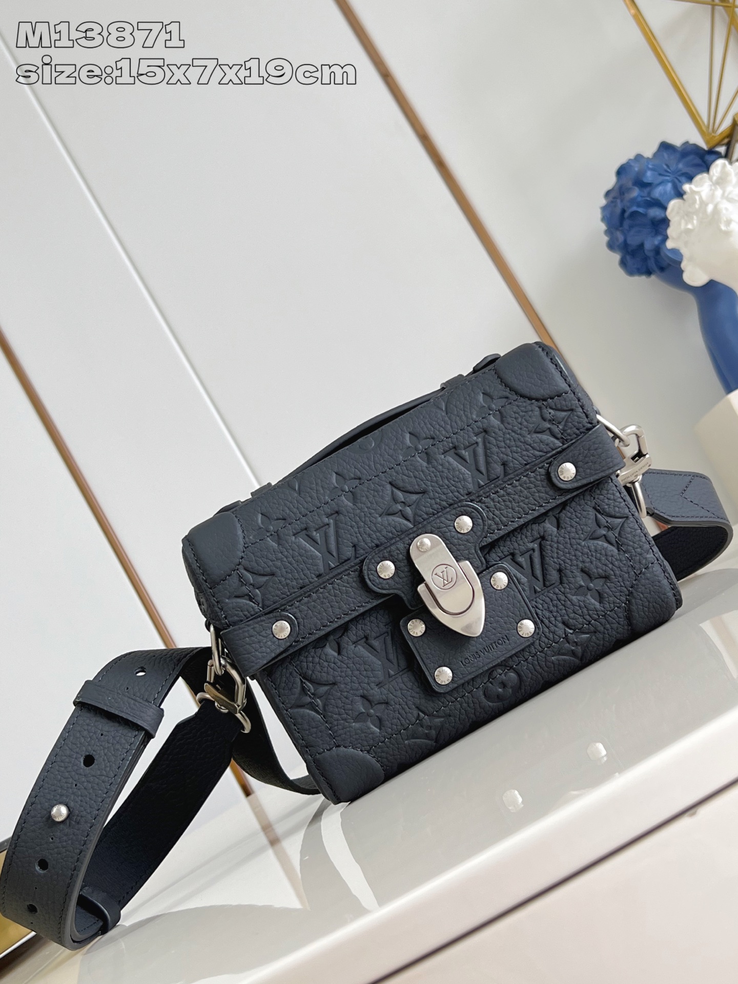 NO:404828,【Exclusive real photo M13871】This Soul Trunk handbag is made of soft Monogram embossed Taurillon cowhide leather to interpret the brand's traditional hard box configuration. Reinforced corners, leather details and removable and adjustable shoulder straps embellish the Monogram pattern body, cotton lining perfectly. 15 x 7 x 19 cm (height x width x length) M.830,LV [original leather],louis vuitton,cowhide19860909【独家实拍 M13871】本款 Soul Trunk 手袋以柔软 Monogram 压纹 Taurillon 牛皮革演绎品牌传统硬箱构型.加固包角、皮革细节与可拆卸并调节的肩带点缀 Monogram 图案包身,棉质内衬完善整体.15 x 7 x 19 厘米 (高 x 宽 x 长度) M.830,LV【原厂皮】,louis vuitton,cowhide,Bag