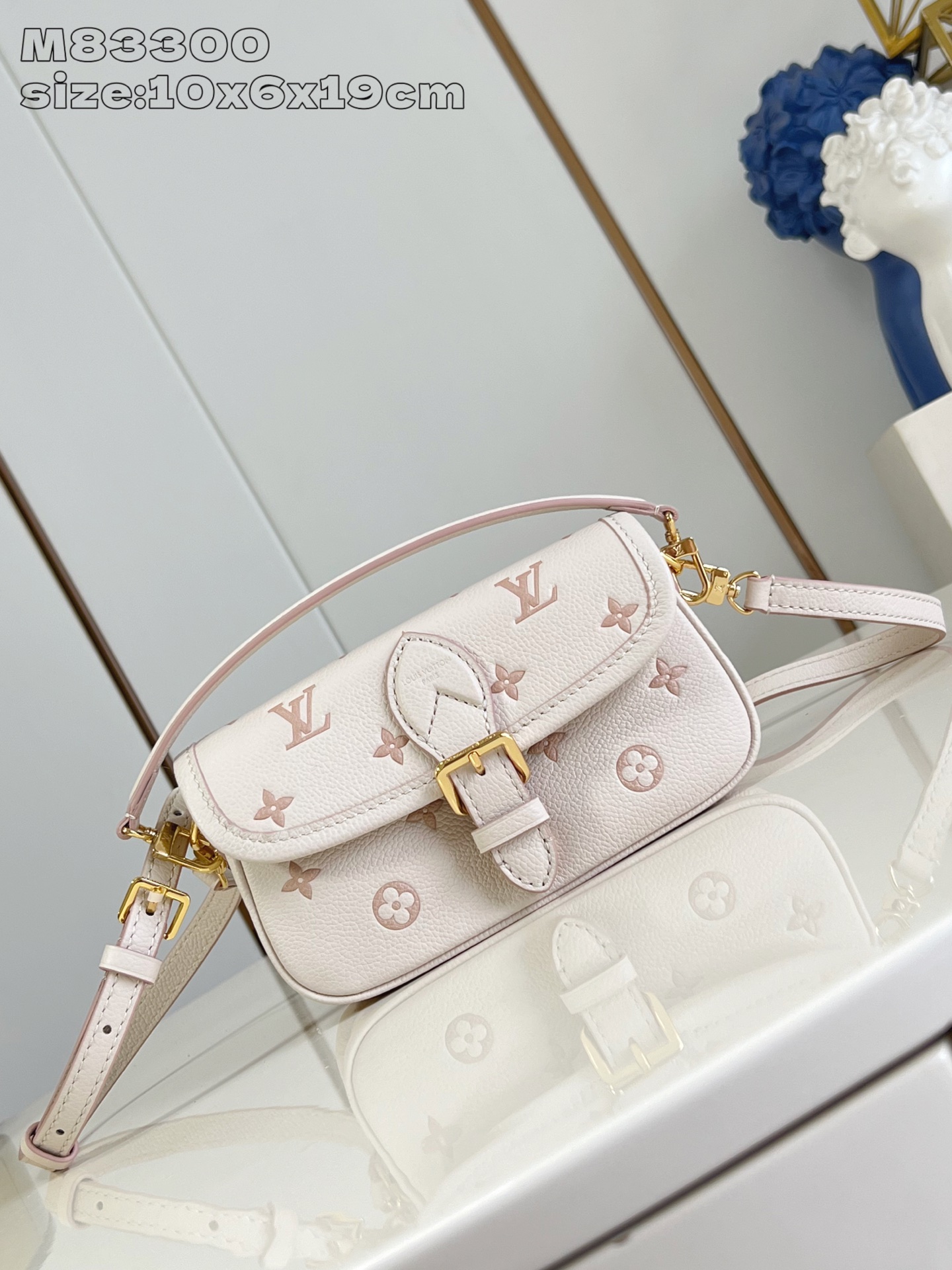 NO:404840,【Exclusive real photo M83300 cream silkscreen】This Nano Diane handbag reinterprets the classic Monogram pattern with the same color aesthetic, and incorporates dazzling metal parts and removable shoulder straps and handles into the leather body. The compact configuration easily accommodates daily needs such as clamps and cosmetics. 10.5 x 6 x 19 cm (height x width x length) Q.700,LV [original leather],louis vuitton19860909【独家实拍 M83300奶油丝印】本款 Nano Diane 手袋以同色美学重绎经典 Monogram 图案,并为皮革包身融入耀目金属件与可拆卸肩带及手柄.紧凑构型轻松容纳卡夹和化妆品等日常所需.10.5 x 6 x 19 厘米 (高 x 宽 x 长度) Q.700,LV【原厂皮】,louis vuitton,Bag