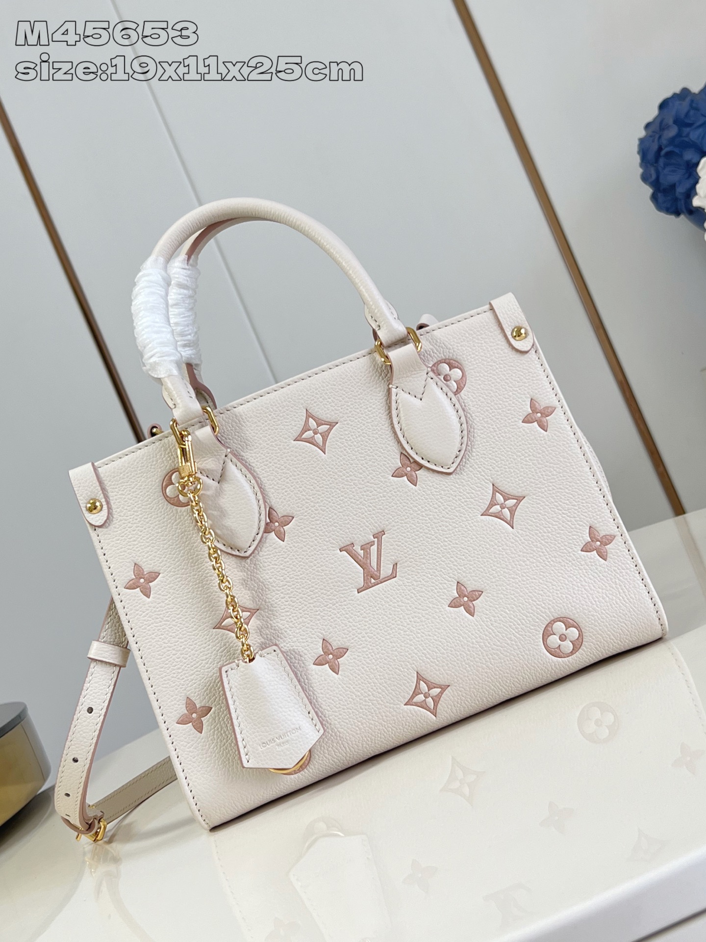 NO:404844,【Exclusive real photo M45653 cream silkscreen】M14403 This OnTheGo small handbag revives the brand classic Monogram Empreinte leather, outlines the pattern in the same tone. The detachable metal chain decoration lights up the details, the striped fabric lining releases elegance, and the removable shoulder straps to achieve shoulder or crossbody. 19 x 11.5 x 25 cm (height x width x length) Q.900,LV [original leather],louis vuitton19860909【独家实拍 M45653奶油丝印】M14403 本款 OnTheGo 小号手袋焕新品牌经典 Monogram Empreinte 皮革,以相同色调勾勒图案轮廓.可拆卸金属链条装饰点亮细节,条纹织物内衬释放优雅气息,可拆卸肩带实现肩背或斜挎.19 x 11.5 x 25 厘米 (高 x 宽 x 长度) Q.900,LV【原厂皮】,louis vuitton,Bag
