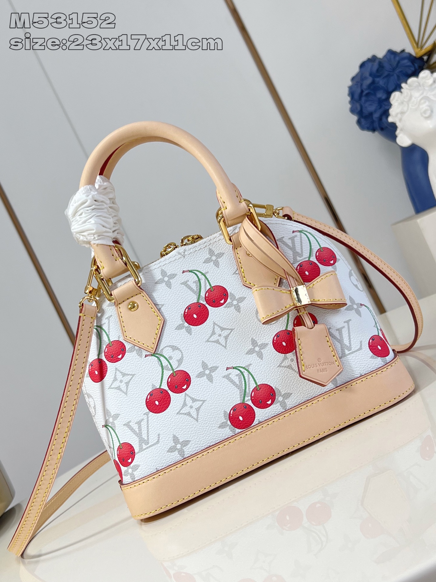NO:404854,【Exclusive real photo M53152 Cherry】M14234 This stylish and outstanding Alma BB handbag comes from the replica Louis Vuitton x Murakami series. It uses the brand's classic Monogram-coated canvas to create an Art Deco style silhouette, and embellish the bright cherry pattern of Japanese artist Murakami in bright tones. The handbag uses iconic natural leather to inject eye-catching style into the elegant Toron top handle, bottom and playful bow-shaped key set. 23.5 x 17.5 x 11.5 cm (length x height x width) P.700, LV [original leather], louis vuitton, louis vuitton19860909【独家实拍 M53152樱桃】M14234 這款時尚出眾的Alma BB手袋源自趣緻的復刻版Louis Vuitton x Murakami系列,以品牌經典的Monogram塗層帆布打造取材自裝飾藝術風格的廓形,並以鮮明色調點綴日本藝術家村上隆亮麗的櫻桃圖案.手袋採用標誌性的天然皮革為優雅Toron頂端手柄、底部及玩味十足的蝴蝶結造型鑰匙套注入矚目格調.23.5 x 17.5 x 11.5 厘米 (長度 x 高度 x 闊度) P.700,LV【原厂皮】,louis vuitton,louis vuitton,Bag