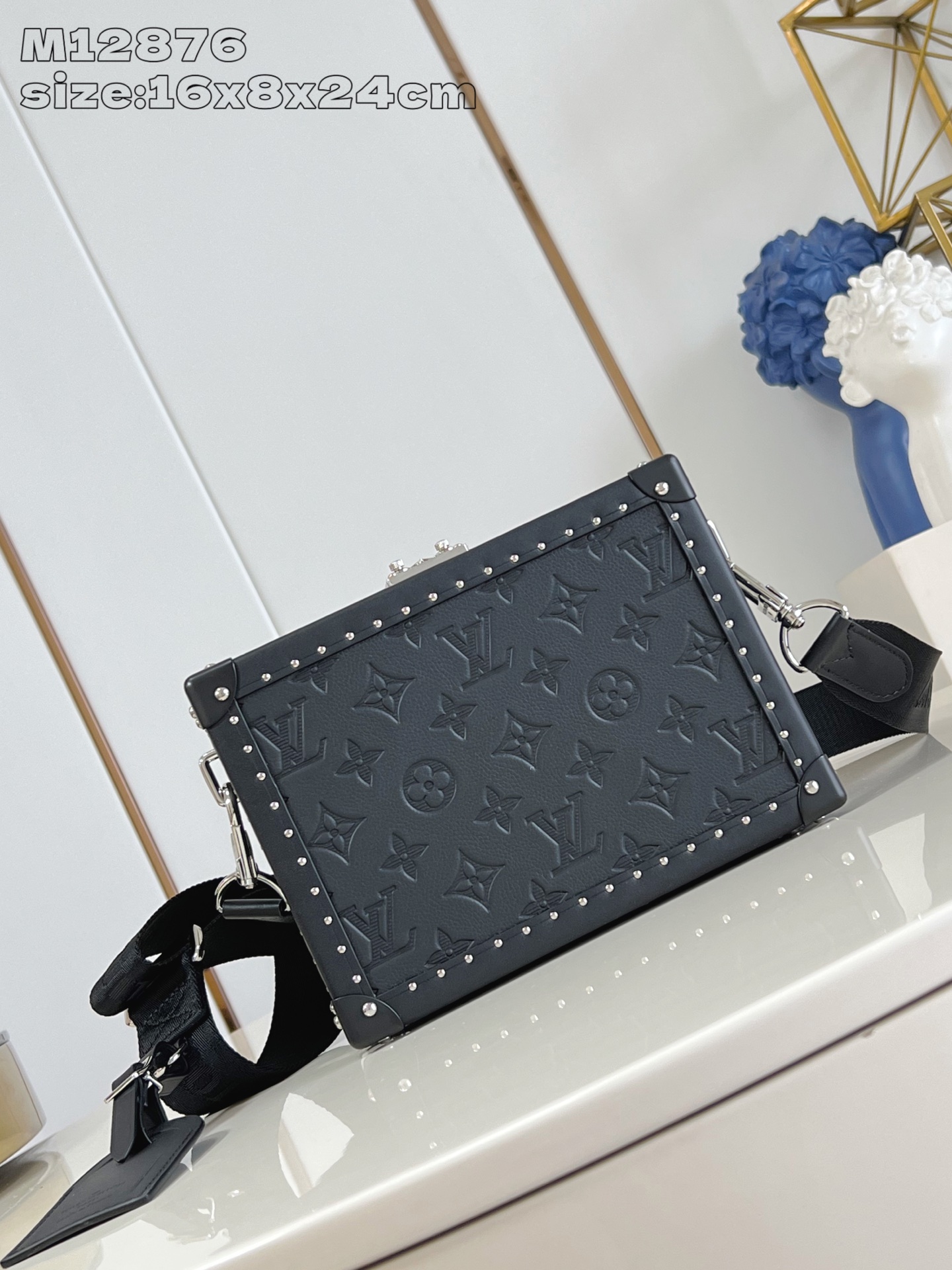 NO:404851,【Exclusive real shot M12876】Clutch Box handbag pays tribute to Louis Vuitton's box-making heritage with Monogram Shadow embossed leather, paired with removable and adjustable fabric shoulder straps to achieve a free switch between shoulder and crossbody. Leather trim, metal rivets and S-lock locks convey modern style, with an organ compartment and patch pocket. 16.5 x 8 x 24 cm (height x width x length) M.950,LV [original leather],louis vuitton,louis vuitton19860909【独家实拍 M12876】Clutch Box 手袋以 Monogram Shadow 压纹皮革致敬路易威登的制箱传承,搭配可拆卸并调节的织物肩带,实现肩背和斜挎的自如切换.皮革饰边、金属铆钉和 S-lock 锁扣传递摩登格调,内设风琴隔层和贴袋.16.5 x 8 x 24 厘米 (高 x 宽 x 长度) M.950,LV【原厂皮】,louis vuitton,louis vuitton,Bag