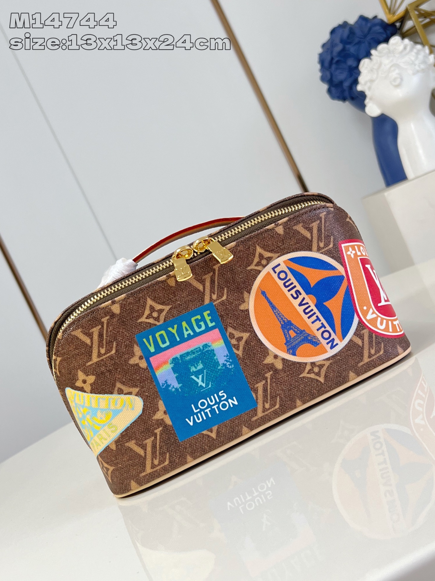 NO:404863,【Exclusive real photo M14744】This 2 Compartments washbass is Monogram coated canvas with cowhide leather trim, and is greeted by Louis Vuitton travel stickers at the turn of the century. The inner compartment allows easy storage, and the double zipper opening and closing adds functional considerations. 13 x 13 x 24 cm (height x width x length) mm.500,LV [original leather],louis vuitton,louis vuitton,cowhide19860909【独家实拍 M14744】本款 2 Compartments 盥洗袋为 Monogram 涂层帆布搭配牛皮革饰边,以路易威登旅行贴纸致意上世纪之交的旅行风尚.内隔层实现轻松收纳,双拉链开合再添功能考量.13 x 13 x 24 厘米 (高 x 宽 x 长度) mm.500,LV【原厂皮】,louis vuitton,louis vuitton,cowhide,Bag