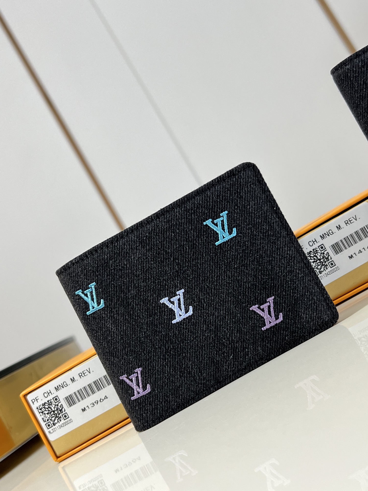 NO:404872,【Exclusive real photo M13964】Multiple wallet is made of Monogram canvas, with multiple pockets, which can hold credit cards, banknotes, and invoices. 11.5 x 9 x 1.5 cm (length x height x width) C.220,LV [original leather],louis vuitton,wallets19860909【独家实拍 M13964】Multiple 钱包采用 Monogram 帆布制造,设有多个口袋,可供放置信用卡、纸币、发票.11.5 x 9 x 1.5 厘米(长度 x 高 x 宽) C.220,LV【原厂皮】,louis vuitton,wallets,Bag