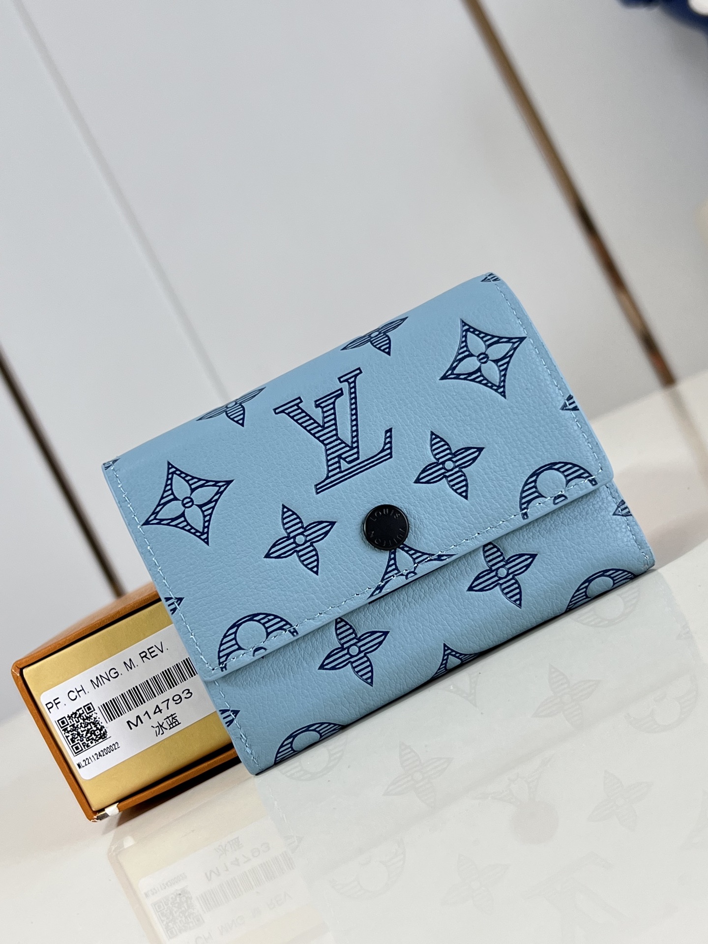 NO:404878,【Exclusive real photo M14793 Ice Blue】This small Victor wallet is made of Monogram Shadow embossed calf leather, and opens the flip to show an amazing multi-functional interior design. The wallet has a zippered pocket, a pocket for placing banknotes and bills, and five business card mezzanines. It is particularly practical. It is matched with modern color schemes and elegant Monogram embossed patterns to create a pleasing and practical shape. 11.5 x 9 x 2.5 cm (length x height x width) C.240,LV [original leather],louis vuitton,cowhide19860909【独家实拍 M14793冰蓝】這款小巧的Victor錢包採用Monogram Shadow壓花小牛皮製作,打開翻蓋即展現驚人的多功能內部設計.錢包設有拉鏈口袋、放置紙幣和票據的口袋及五個名片夾層,格外實用,搭配現代風格配色及優雅的Monogram壓花圖案,締造悅目且實用的造型.11.5 x 9 x 2.5 厘米 (長度 x 高度 x 闊度) C.240,LV【原厂皮】,louis vuitton,cowhide,Bag