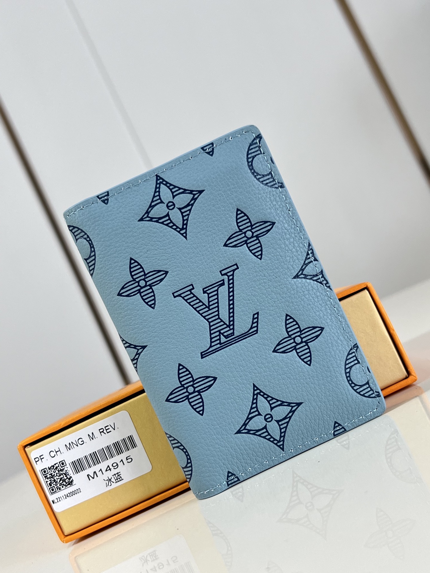 NO:404853,【Exclusive real photo M14915 Ice Blue】This pocket wallet is made of Brushed Monogram leather, which presents a faded Monogram print and aging texture, greeting the leather saddle that denim has long used. It has card mezzanine, inner bag and back side outer bag. 7.5 x 11.1 x 1 cm (length x height x width) C.200, LV [original leather], louis vuitton19860909【独家实拍 M14915冰蓝】本款口袋钱夹取材 Brushed Monogram 皮革,呈现褪色效果 Monogram 印花和做旧质感,致意牛仔长期使用的皮革马鞍.设有卡片夹层、内袋和后侧外袋.7.5 x 11.1 x 1 厘米(长度 x 高 x 宽) C.200,LV【原厂皮】,louis vuitton,Bag