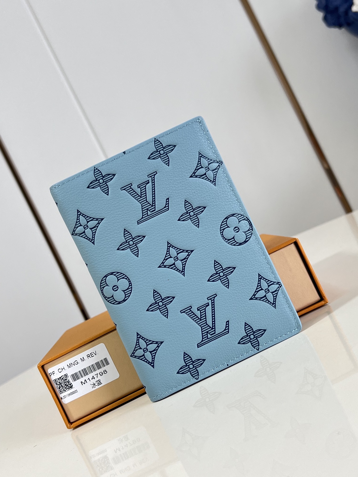 NO:404855,【Exclusive real photo M14798 Ice Blue】The favorite accessories for modern travelers, this canvas coated passport envelope is a combination of fashion and practicality. It is equipped with four credit card slots and two convenient pockets, and quickly access the passport. 10 x 14 x 2.5 cm (length x height x width) C.220, LV [original leather], louis vuitton19860909【独家实拍 M14798冰蓝】现代旅行者的心仪配饰,此款涂层帆布材质的护照封套是时尚感与实用性的结合.配有四个信用卡插槽与两个便利口袋,快捷取用护照.10 x 14 x 2.5 厘米(长度 x 高 x 宽) C.220,LV【原厂皮】,louis vuitton,Bag
