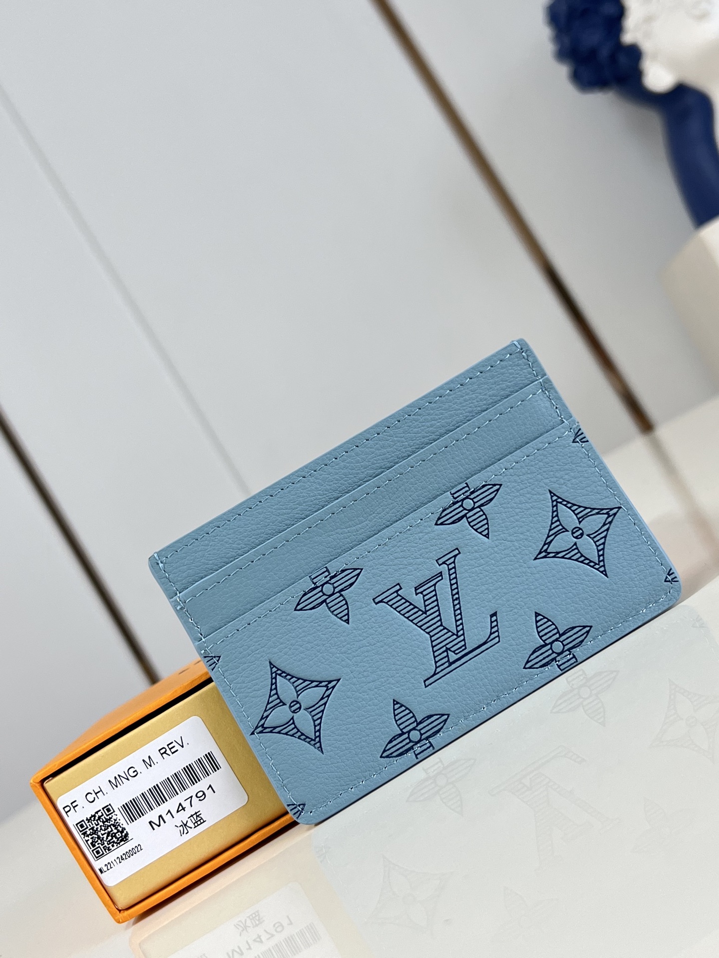 NO:404858,【Exclusive real photo M14791 Ice Blue】This card holder made of new Monogram Eclipse coated canvas is beautiful and fashionable, small in size, and can easily be put into the pocket. It has a central pocket and four slots, which can store credit cards, travel receipts and business cards. 11 x 7 x 1.5 cm (length x height x width) C.,LV [original leather],louis vuitton19860909【独家实拍 M14791冰蓝】此款采用全新 Monogram Eclipse 涂层帆布材质的卡片夹风格靓丽而时髦,体积小巧,可轻松收入口袋中.配有中央口袋与四个插槽,可存放信用卡、出行票据以及名片.11 x 7 x 1.5 厘米(长度 x 高 x 宽）C.,LV【原厂皮】,louis vuitton,Bag