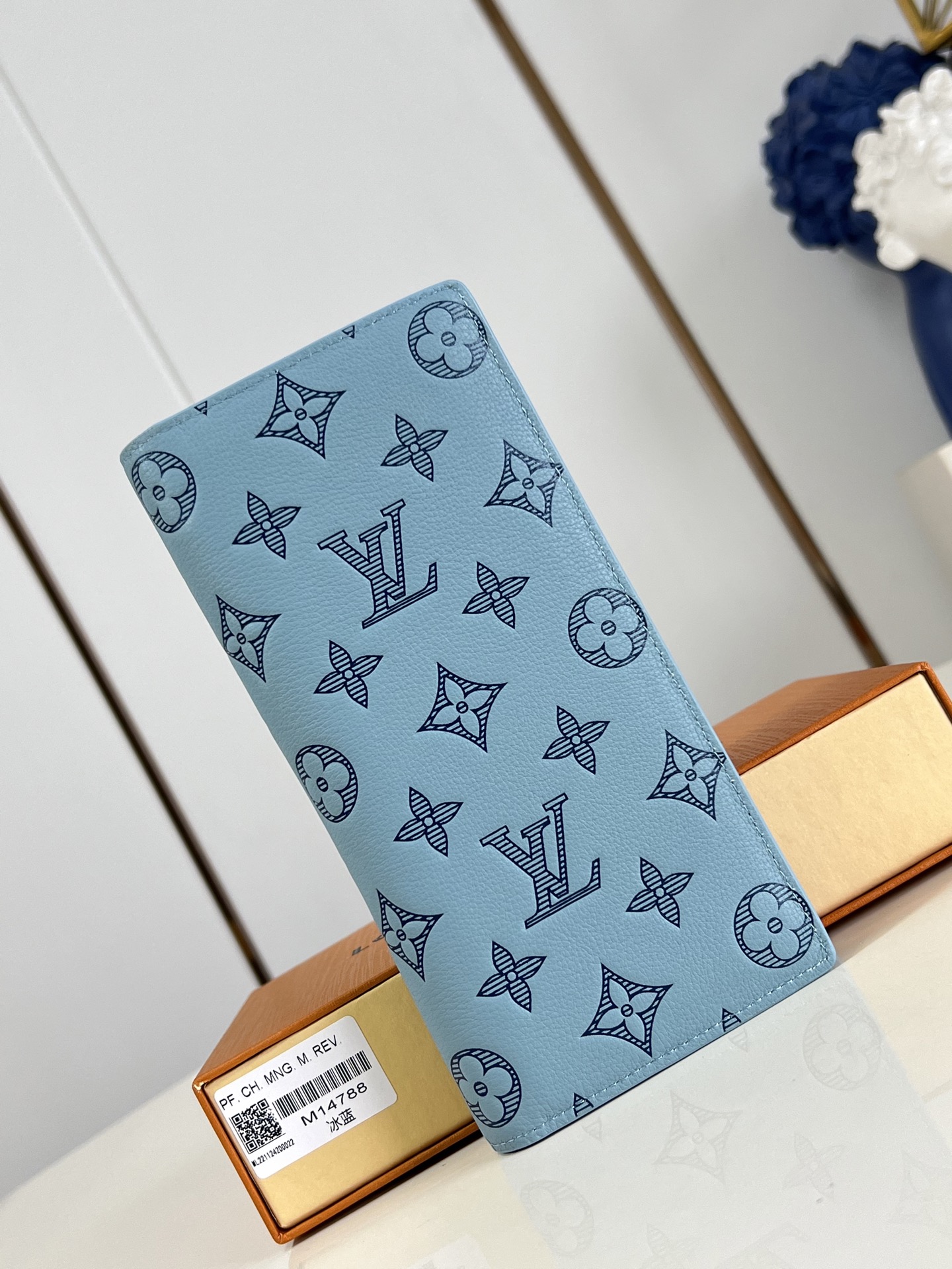 NO:404861,【Exclusive real photo M14788 Ice Blue】Made from the new iconic Monogram Eclipse canvas, this tough Brazza wallet is small in size and can be stuffed into a jacket and chest pocket, while easily storing various coins, credit cards and notes. 10 x 19 x 2 cm (length x height x width) C.260, LV [original leather], louis vuitton, jackets & coats19860909【独家实拍 M14788冰蓝】由全新标志性 Monogram Eclipse 帆布裁制而成,此款风格硬朗的 Brazza 钱夹尺寸小巧,能够塞入夹克胸袋,同时轻松收纳各种硬币、信用卡与票据.10 x 19 x 2 厘米(长度 x 高 x 宽) C.260,LV【原厂皮】,louis vuitton,jackets & coats,Bag