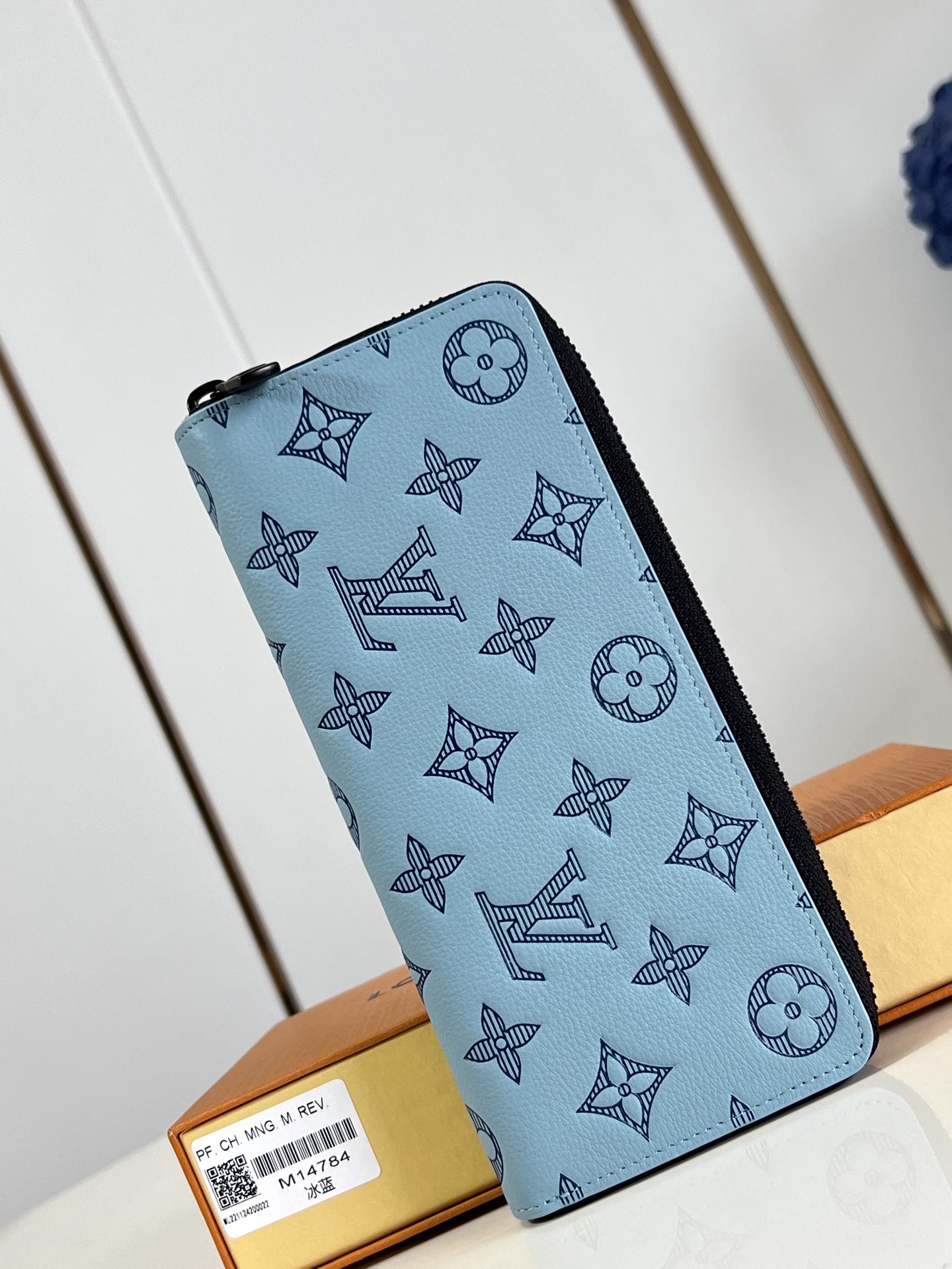 NO:404864,【Exclusive real photo M14784 Ice Blue】This horizontal zipper wallet is another variation of Louis Vuitton's classic straight zipper wallet. It is designed with Monogram Shadow embossed calf leather and is decorated with cowhide trim in contrasting tones. The wallet adopts a practical full zipper design, equipped with a central zipper pocket compartment, with six business card mezzanine on both sides, and is paired with two patch pockets that can hold notes or notes. 10 x 20 x 2 cm (length x height x width) C.300, LV [original leather], louis vuitton, louis vuitton, cowhide19860909【独家实拍 M14784冰蓝】這款橫式拉鏈錢包是路易威登經典直式拉鏈錢包的另一變奏,設計以Monogram Shadow壓花小牛皮打造,綴有相襯色調的牛皮飾邊.錢包採用實用的全拉鏈設計,配有中央拉鏈口袋隔層,兩面各設有六個名片夾層,搭配兩個可放紙幣或票據的貼袋.10 x 20 x 2 厘米(长度 x 高 x 宽) C.300,LV【原厂皮】,louis vuitton,louis vuitton,cowhide,Bag