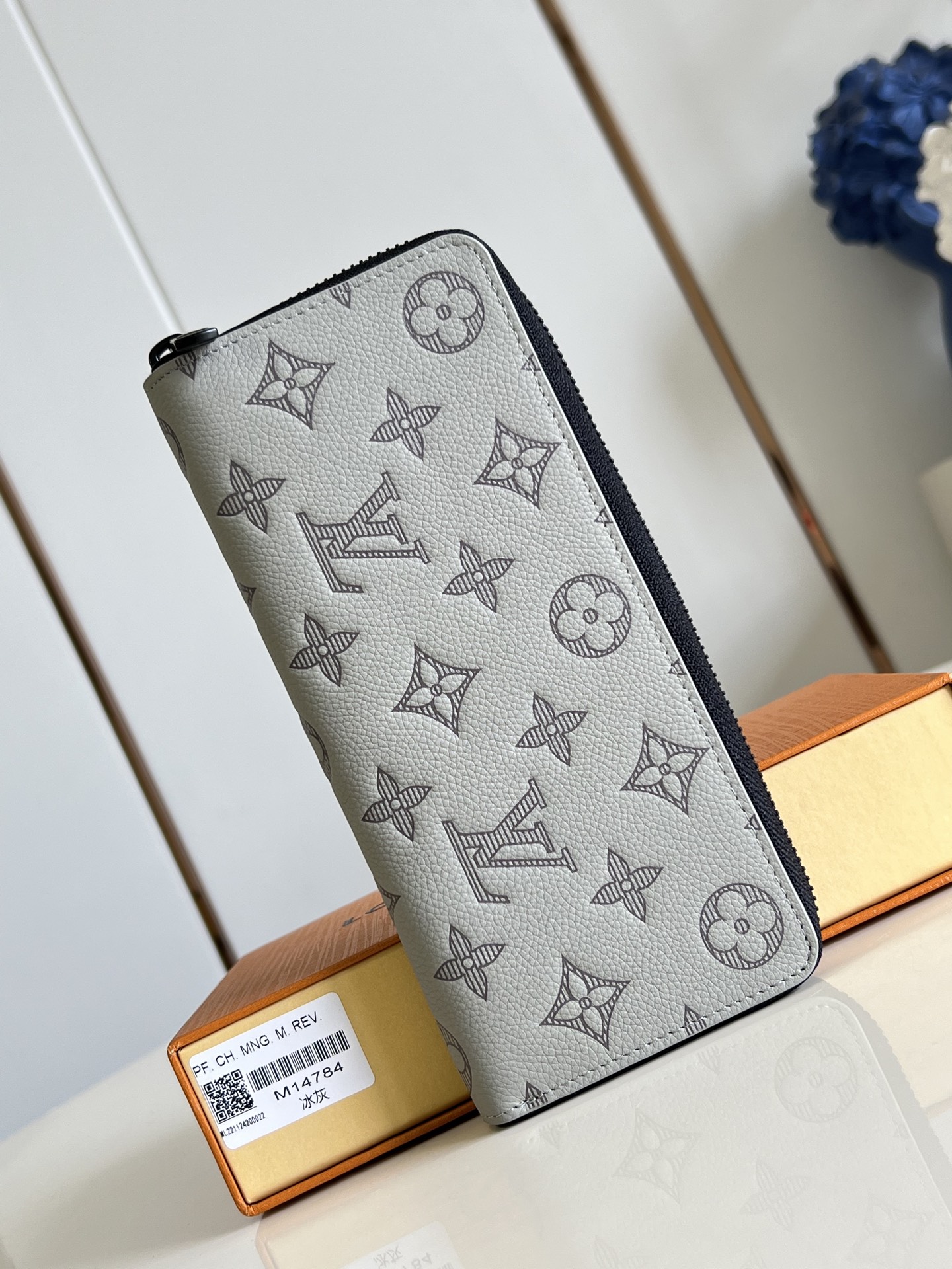 NO:404867,【Exclusive real photo M14784 Ice Gray】This horizontal zipper wallet is another variation of Louis Vuitton's classic straight zipper wallet. It is designed with Monogram Shadow embossed calf leather and is decorated with cowhide trim in contrasting tones. The wallet adopts a practical full zipper design, equipped with a central zipper pocket compartment, with six business card mezzanine on both sides, and is paired with two patch pockets that can hold notes or notes. 10 x 20 x 2 cm (length x height x width) C.300, LV [original leather], louis vuitton, louis vuitton, cowhide19860909【独家实拍 M14784冰灰】這款橫式拉鏈錢包是路易威登經典直式拉鏈錢包的另一變奏,設計以Monogram Shadow壓花小牛皮打造,綴有相襯色調的牛皮飾邊.錢包採用實用的全拉鏈設計,配有中央拉鏈口袋隔層,兩面各設有六個名片夾層,搭配兩個可放紙幣或票據的貼袋.10 x 20 x 2 厘米(长度 x 高 x 宽) C.300,LV【原厂皮】,louis vuitton,louis vuitton,cowhide,Bag