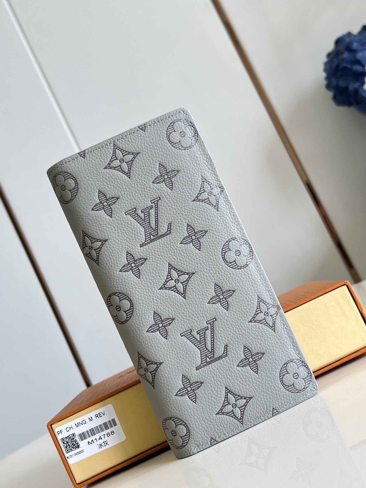 NO:404870,【Exclusive real photo M14788 Ice Gray】Made from the new iconic Monogram Eclipse canvas, this tough Brazza wallet is small in size and can be stuffed into a jacket chest pocket, while easily storing various coins, credit cards and notes. 10 x 19 x 2 cm (length x height x width) C.260, LV [original leather], louis vuitton, jackets & coats19860909【独家实拍 M14788冰灰】由全新标志性 Monogram Eclipse 帆布裁制而成,此款风格硬朗的 Brazza 钱夹尺寸小巧,能够塞入夹克胸袋,同时轻松收纳各种硬币、信用卡与票据.10 x 19 x 2 厘米(长度 x 高 x 宽) C.260,LV【原厂皮】,louis vuitton,jackets & coats,Bag