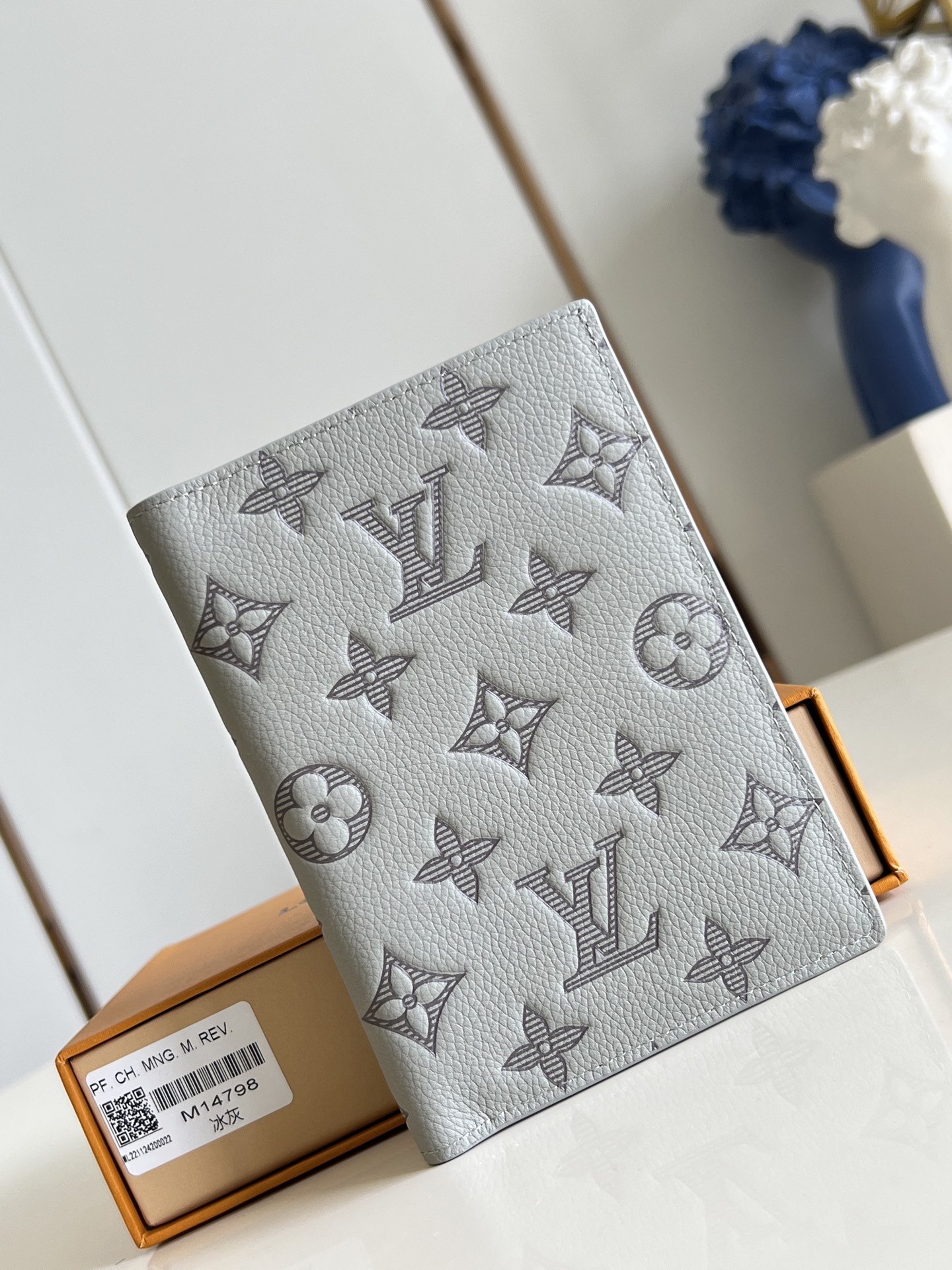 NO:404873,【Exclusive real photo M14798 ice grey】The favorite accessories for modern travelers, this canvas coated passport envelope is a combination of fashion and practicality. It is equipped with four credit card slots and two convenient pockets, and quickly access the passport. 10 x 14 x 2.5 cm (length x height x width) C.220, LV [original leather], louis vuitton19860909【独家实拍 M14798冰灰】现代旅行者的心仪配饰,此款涂层帆布材质的护照封套是时尚感与实用性的结合.配有四个信用卡插槽与两个便利口袋,快捷取用护照.10 x 14 x 2.5 厘米(长度 x 高 x 宽) C.220,LV【原厂皮】,louis vuitton,Bag