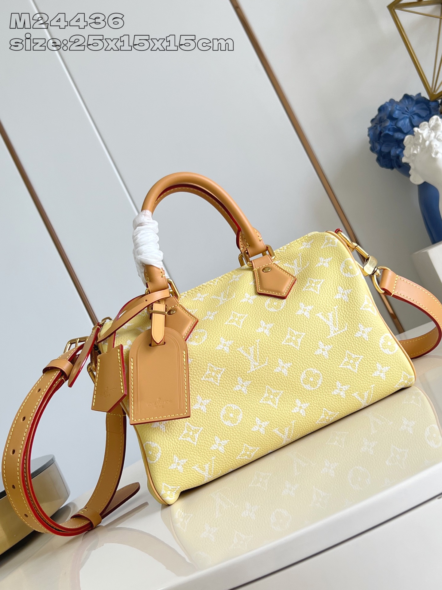 NO:405104,【Exclusive real photo M13902 Lemon Yellow】M24436 This Speedy Bandoulière 25 Monogram Leather handbag is made of soft cowhide leather, which recreates the exquisite appearance of canvas printing with Monogram pattern. The dazzling metal parts, sheepskin lining and nameplate jointly confirm the creative director Pharrell Williams' unremitting pursuit of details. 25 x 15 x 15 cm (length x height x width) A.1050,LV [original leather],louis vuitton,cowhide,sheepskin19860909【独家实拍 M13902柠檬黄】M24436 本款 Speedy  Bandoulière 25 Monogram Leather 手袋选用柔软牛皮革,以 Monogram 图案重现帆布印花的考究观感.耀目金属件、羊皮革内衬和铭牌共同印证创意总监 Pharrell Williams 对细节的不懈追求.25 x 15 x 15厘米(长度 x 高 x 宽) A.1050,LV【原厂皮】,louis vuitton,cowhide,sheepskin,Bag