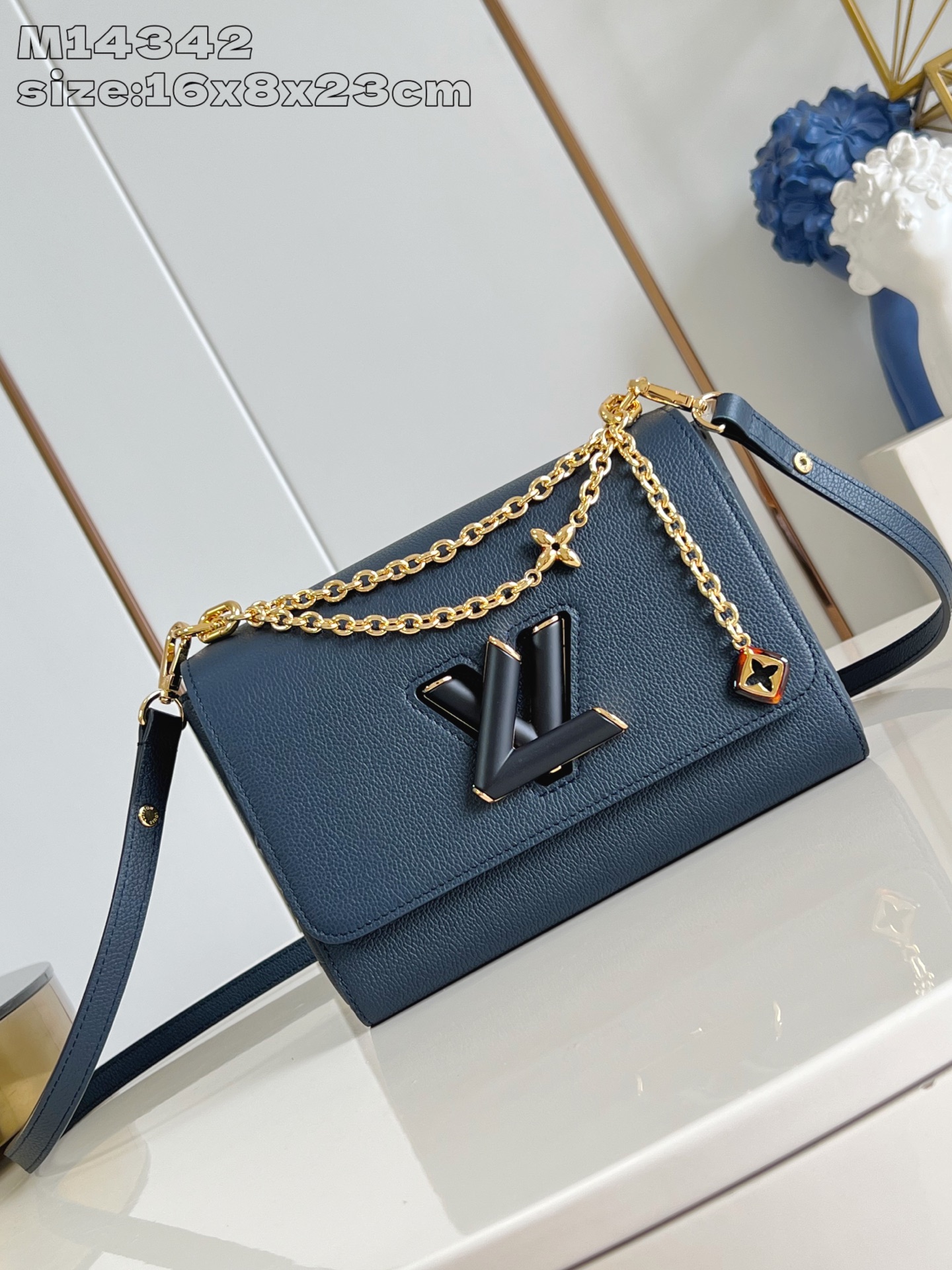 NO:404904,【Exclusive real photo M14342 blue】Harmony series draws on Monogram flowers and Puffygram jewelry series elements, rejuvenates Twist Slim medium handbag with decorative chains. Taurillon cowhide leather is dipped in elegant tones, LV Twist twist lock continues the iconic design, and the removable mirror is easy to organize makeup. 16 x 8 x 23 cm (height x width x length) sd.1000,LV [original leather],louis vuitton,cowhide19860909【独家实拍 M14342蓝】Harmony 系列汲取 Monogram 花卉和 Puffygram 珠宝系列元素,以装饰性链条焕新 Twist Slim 中号手袋.Taurillon 牛皮革浸染典雅色调,LV Twist 扭锁延续标志性设计,可拆卸镜子便于整理妆容.16 x 8 x 23 厘米 (高 x 宽 x 长度) sd.1000,LV【原厂皮】,louis vuitton,cowhide,Bag