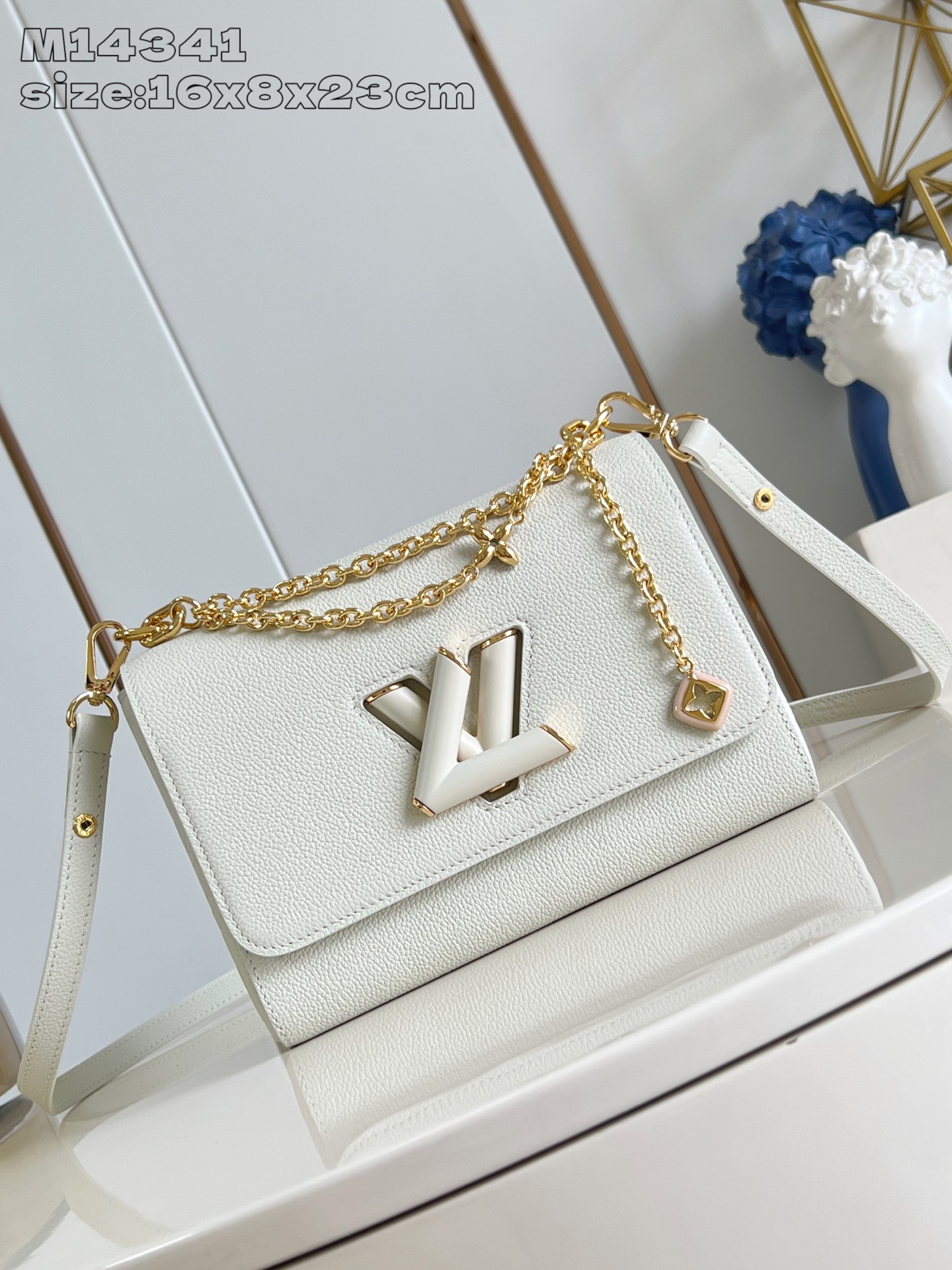 NO:404909,【Exclusive real photo M14341 white】The Harmony series draws on Monogram flowers and Puffygram jewelry series elements, and rejuvenates Twist Slim medium handbag with decorative chains. Taurillon cowhide leather is dipped in elegant tones, LV Twist twist lock continues the iconic design, and the removable mirror is easy to organize makeup. 16 x 8 x 23 cm (height x width x length) sd.1000,LV [original leather],louis vuitton,cowhide19860909【独家实拍 M14341白】Harmony 系列汲取 Monogram 花卉和 Puffygram 珠宝系列元素,以装饰性链条焕新 Twist Slim 中号手袋.Taurillon 牛皮革浸染典雅色调,LV Twist 扭锁延续标志性设计,可拆卸镜子便于整理妆容.16 x 8 x 23 厘米 (高 x 宽 x 长度) sd.1000,LV【原厂皮】,louis vuitton,cowhide,Bag