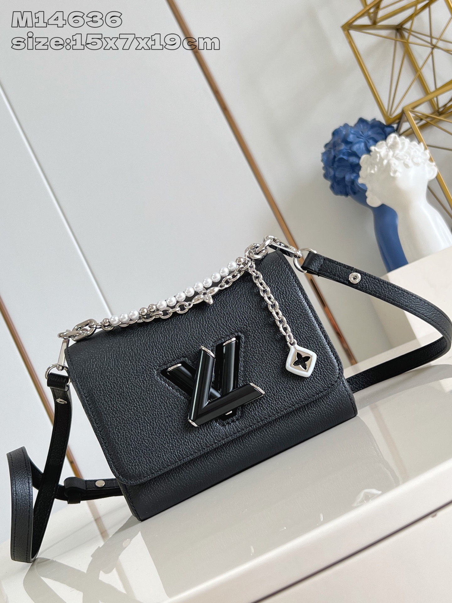 NO:404914,【Exclusive real photo M14636 black】This Twist Slim small handbag comes from the Harmony series, focusing on the brand's classic Monogram floral elements, exuding gorgeous charm with craftsmanship chains, and can easily control day and night occasions. Taurillon cowhide leather body embellishes resin-coated LV Twist twist lock, multiple pockets and removable mirrors add functional considerations. 15 x 7 x 19 cm (height x width x length) sd.980,LV [original leather],louis vuitton,cowhide19860909【独家实拍 M14636黑】本款 Twist Slim 小号手袋出自 Harmony 系列,聚焦品牌经典 Monogram 花卉元素,以工致链条流露华美韵味,可轻松驾驭昼夜场合.Taurillon 牛皮革包身点缀树脂涂层 LV Twist 扭锁,多重口袋与可拆卸镜子再添功能考量.15 x 7 x 19 厘米 (高 x 宽 x 长度） sd.980,LV【原厂皮】,louis vuitton,cowhide,Bag