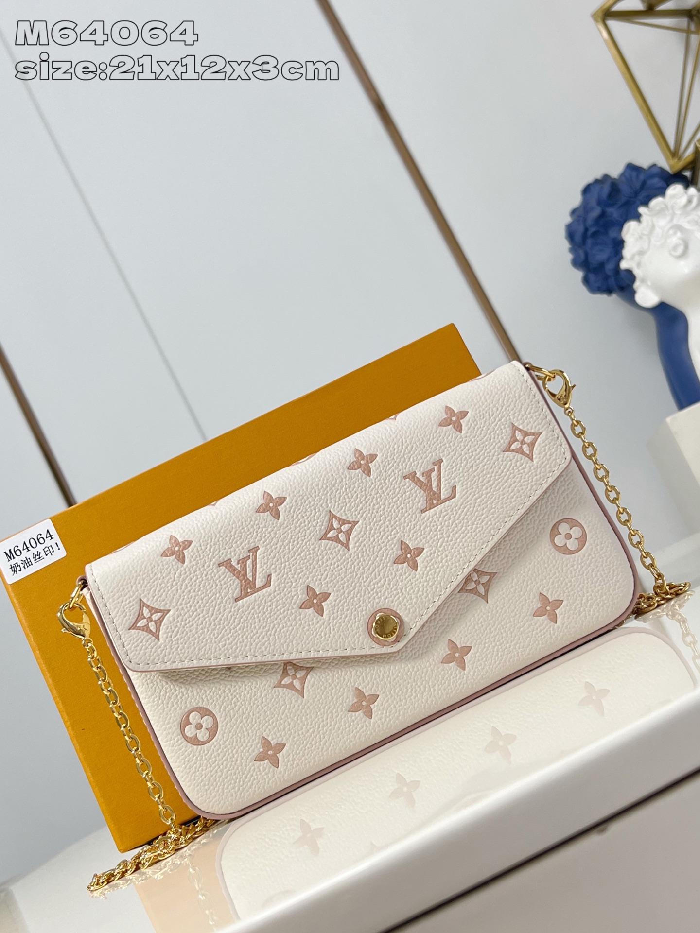 NO:404882,【Exclusive real photo M64064 cream silkscreen】M14968 Pochette Félicie chain bag is made of Monogram Empreinte leather, which presents Louis Vuitton classic Monogram pattern with implicit embossed. Envelope configuration contains plenty of space, and the zipper bag and pocket with card mezzanine can be detached. Tie the chain to explore more modern carrying methods. 21 x 12 x 3 cm (length x height x width) Q.550,LV [original leather],louis vuitton,louis vuitton19860909【独家实拍 M64064奶油丝印】M14968 Pochette Félicie 链条包取材 Monogram Empreinte 皮革,以含蓄压纹呈现路易威登经典 Monogram 图案.信封式构型内含充裕空间,拉链袋和设有卡片夹层的口袋均可拆卸.系上链条,探索更多摩登背携方式.21 x 12 x 3厘米(长度 x 高 x 宽) Q.550,LV【原厂皮】,louis vuitton,louis vuitton,Bag