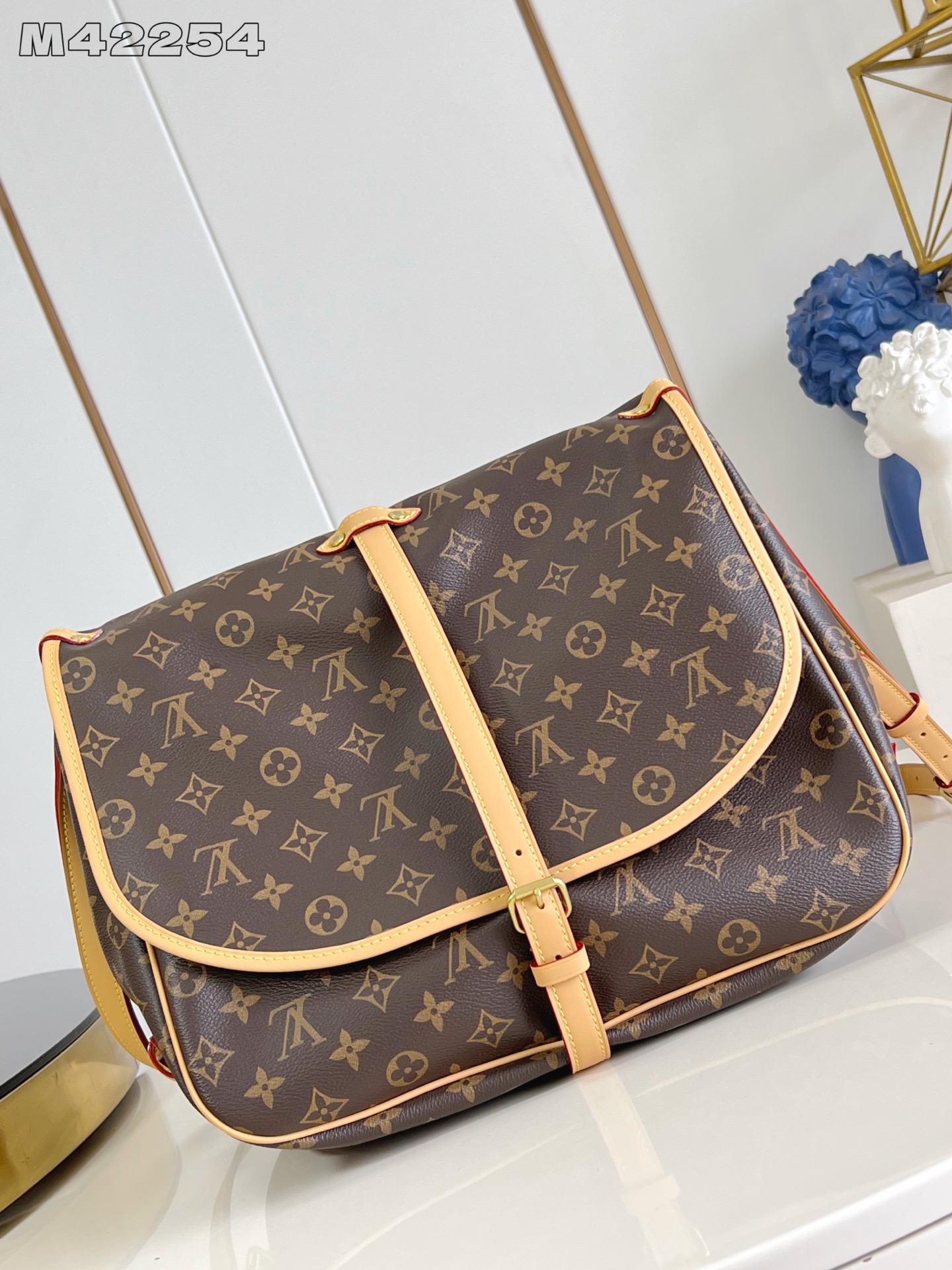 NO:404928,【Exclusive real shot M42254】Saumur Gemini medium handbag made of Monogram canvas shows Louis Vuitton's natural elegance. The casual crossbody is more fashionable and infectious, and the exquisite cowhide outlines a very feminine appearance. Size 35*26cm ss.700, LV [original leather], louis vuitton, louis vuitton, cowhide19860909【独家实拍 M42254】采用 Monogram 帆布制作的 Saumur 双子星中号手袋展现了路易威登自然的优雅气质. 随意斜挎更显时尚感染力,精致的牛皮饰边勾勒出极富女人味的外形. 尺寸 35*26cm ss.700,LV【原厂皮】,louis vuitton,louis vuitton,cowhide,Bag