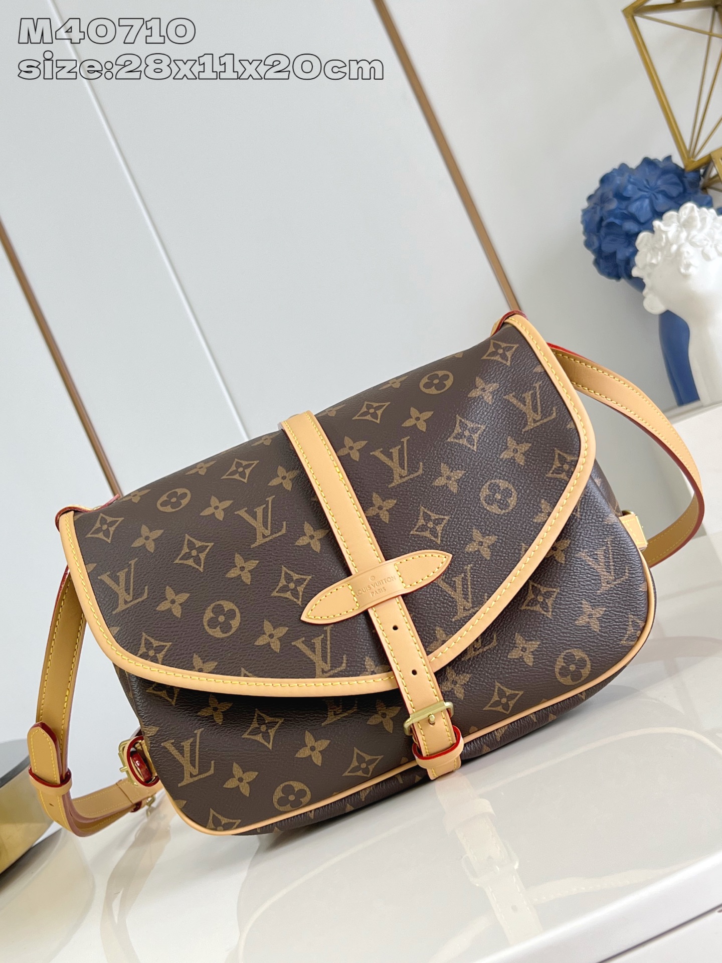 NO:404884,【Exclusive real shot M40710】Saumur Gemini handbag made of Monogram canvas shows Louis Vuitton's natural elegance. The casual crossbody is more fashionable and infectious, and the exquisite cowhide outlines a very feminine appearance. Size 28x11x20cm.ss.650, LV [original leather], louis vuitton, louis vuitton, cowhide19860909【独家实拍 M40710】采用 Monogram 帆布制作的 Saumur 双子星小号手袋展现了路易威登自然的优雅气质. 随意斜挎更显时尚感染力,精致的牛皮饰边勾勒出极富女人味的外形. 尺寸 28x11x20cm.ss.650,LV【原厂皮】,louis vuitton,louis vuitton,cowhide,Bag