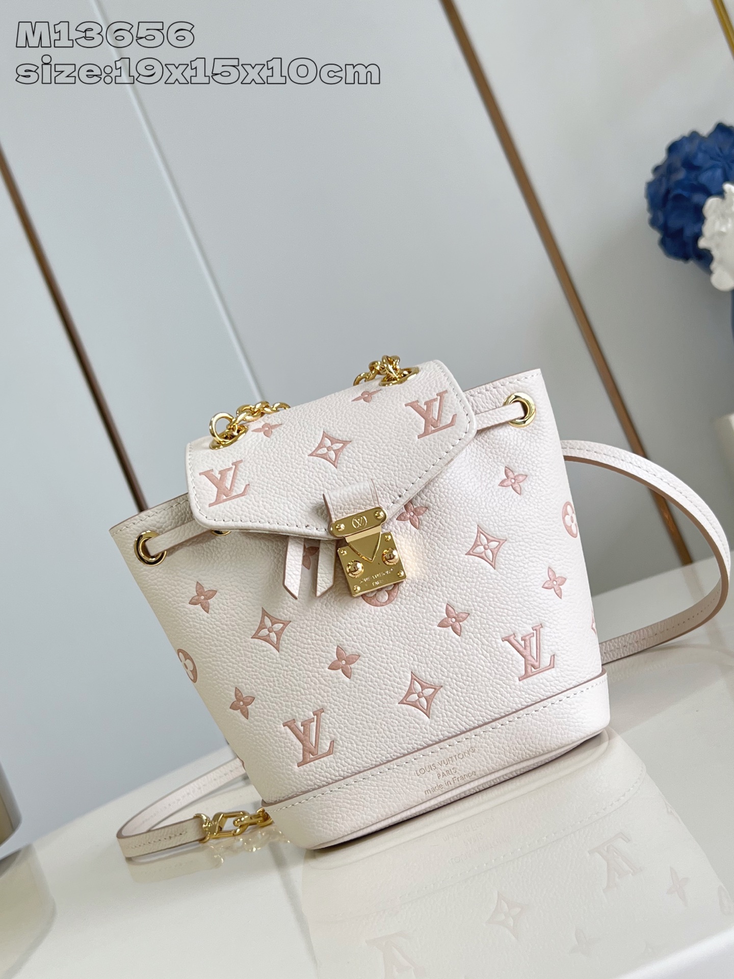 NO:404895,【Exclusive real photo M13656 cream silkscreen】This Nano Noé backpack is designed in a delicate two-color design this season, suitable for both day and night. The bag is made of leather, embossed with gold chain straps, and the lighter Monogram embossed pattern is equipped with contrasting borders. The interior is spacious and can accommodate daily necessities such as mobile phones, small wallets and lipsticks. 19 x 15 x 10 cm (length x height x width) Q.800, LV [original leather], louis vuitton, backpacks19860909【独家实拍 M13656奶油丝印】這款Nano Noé背包今季採用精緻雙色設計,日夜造型皆宜.袋款選用皮革製作,綴以金色鏈帶,較淺色的Monogram壓花圖案配有對比色邊框.內部空間寬敞,可放置手機、小型錢包和唇膏等日常必需品.19 x 15 x 10 厘米 (長度 x 高度 x 闊度) Q.800,LV【原厂皮】,louis vuitton,backpacks,Bag