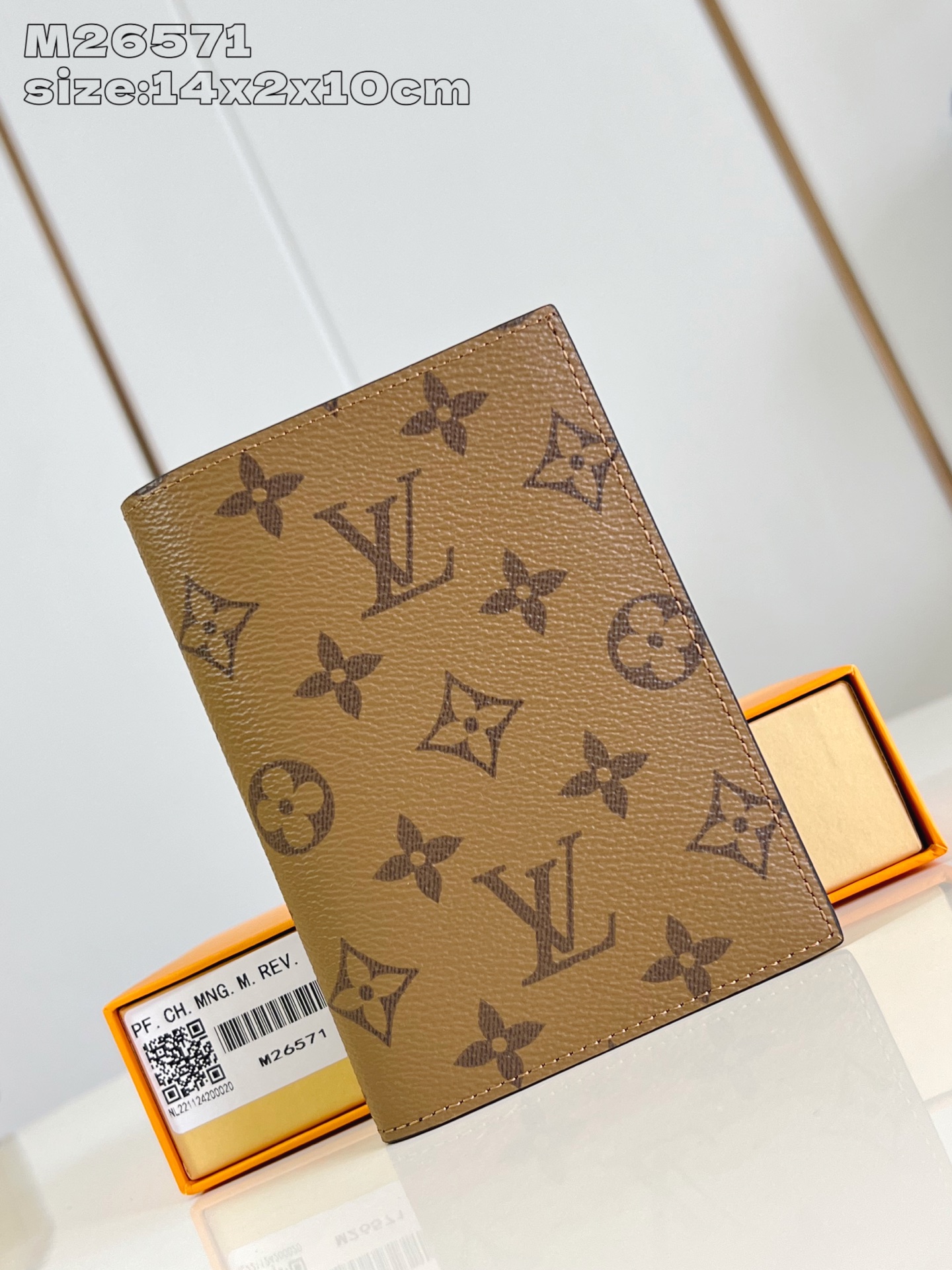 NO:404916,[Exclusive real photo M26571 yellow flower] This passport cover uses Monogram Reverse canvas wrapped cowhide leather lining, which integrates functional considerations for the exquisite design. The inner card mezzanine, patch pocket and flip pocket can store travel documents in an orderly manner, which is suitable for matching with other items in the same series. 14 x 2.5 x 10 cm (height x width x length) C.180,LV [original leather],louis vuitton,versace,cowhide19860909【独家实拍 M26571黄花】本款护照套采用 Monogram Reverse 帆布包裹牛皮革内衬,为考究设计融入功能考量.内里卡片夹层、贴袋和翻盖口袋可有序收纳旅行证件,与同系列其他单品搭配相宜.14 x 2.5 x 10 厘米 (高 x 宽 x 长度) C.180,LV【原厂皮】,louis vuitton,versace,cowhide,Bag