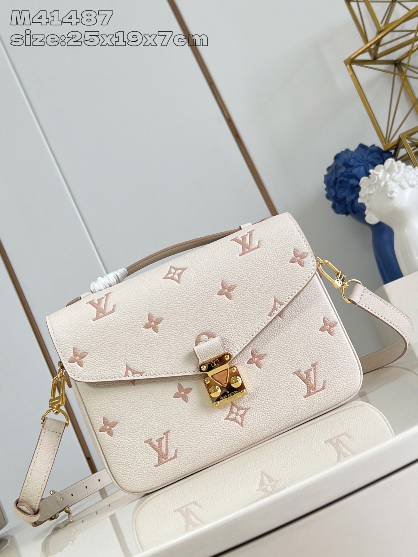 NO:404940,【Exclusive real photo M41487 cream silkscreen】M14977 This Pochette Metis handbag is made of Monogram Empreinte leather and outlines the pattern in the same tone. It is decorated with gold metal hardware, including the iconic S lock, which opens to reveal an elegant striped lining, and has three compartments for placing essentials. It can be crossbody, one shoulder or hand-held. 25.0 x 19.0x 7.0CM (length x height x width) Q.950, LV [original leather], louis vuitton19860909【独家实拍 M41487奶油丝印】M14977 这款Pochette Metis手袋 采用Monogram Empreinte 皮革,以相同色调勾勒图案轮廓,它采用金色金属硬件装饰,包括标志性的S锁,打开后露出优雅的条纹衬里,内有三个隔层,用于放置必需品.可以斜挎、单肩背或手提.25.0 x 19.0x 7.0CM（长度 x 高度 x 宽度） Q.950,LV【原厂皮】,louis vuitton,Bag