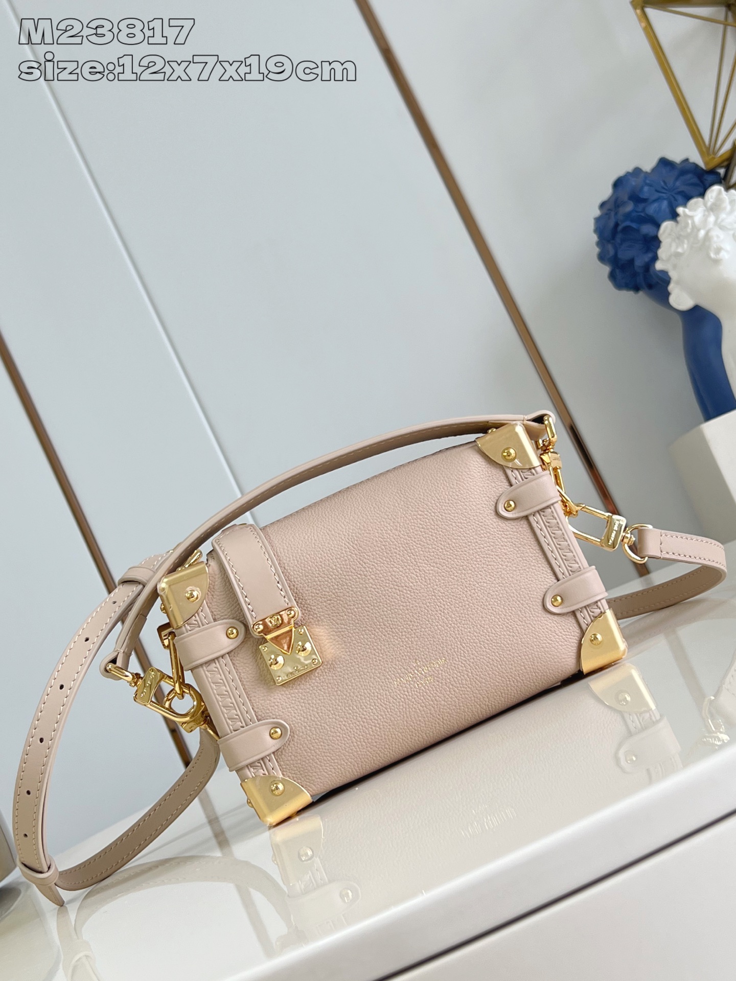 NO:404945,【Exclusive real photo M23817 apricot】M25071 This Side Trunk small handbag is set against the S-lock lock and the metallic luster of hard box style details, paying tribute to Louis Vuitton's box making heritage. The exquisite configuration is ordered to be collected and carried with you, making it a good choice for day and night occasions. 12.5 x 7.5 x 19 cm (height x width x length) Q.930,LV [original leather],louis vuitton,louis vuitton19860909【独家实拍 M23817杏】M25071 本款 Side Trunk 小号手袋以细腻皮革映衬 S-lock 锁扣和硬箱风格细节的金属光泽,致敬路易威登的制箱传承.玲珑构型有序归集随身所需,成就昼夜场合佳选.12.5 x 7.5 x 19 厘米 (高 x 宽 x 长度) Q.930,LV【原厂皮】,louis vuitton,louis vuitton,Bag