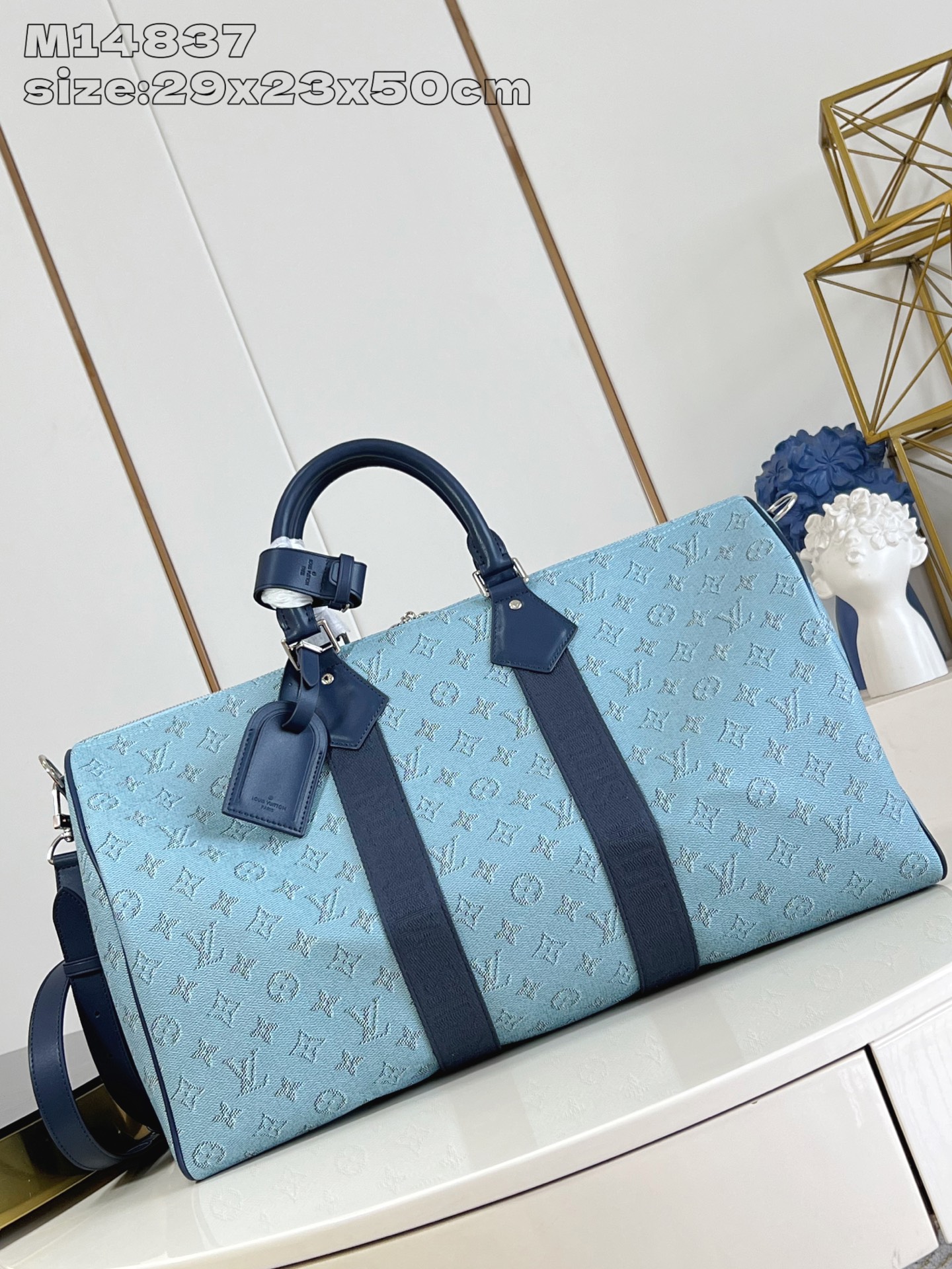 NO:404955,【Exclusive real photo M14837 blue】This Keepall Bandoulière 50 travel bag is made of Monogram Heritage coated canvas, with deep cowhide leather reinforced side belts and top roller handles, which are ingeniously echoing the colors of the removable shoulder straps and brand names. The fabric lining is elegantly striped, making it a classic choice for weekend trips. 29 x 23 x 50 cm (height x width x length) fd.850,LV [original leather],louis vuitton,cowhide19860909【独家实拍 M14837蓝】本款 Keepall Bandoulière 50 旅行袋取材 Monogram Heritage 涂层帆布,以深邃牛皮革构筑加固侧带和顶部辊压手柄,与可拆卸肩带和名牌的色彩巧妙呼应.织物内衬铺陈雅致条纹印花,成就周末出游的经典之选.29 x 23 x 50 厘米 (高 x 宽 x 长度) fd.850,LV【原厂皮】,louis vuitton,cowhide,Bag