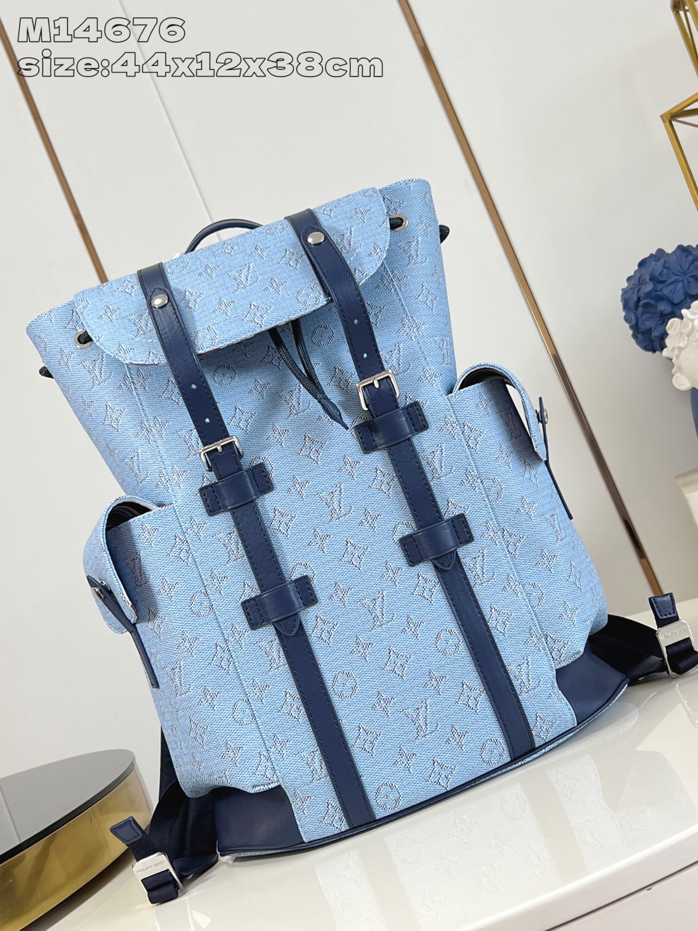 NO:404964,【Exclusive real photo M14676 blue】This Christopher medium backpack is made of Monogram Heritage coated canvas and is dyed with brand new colors, which is clever to the navigation and ocean cruise ships. The leather outlines the handsome outline, buckle-connected vertical straps, and a spacious configuration with striped fabric lining. 44 x 12.5 x 38 cm (height x width x length) fd.850,LV [original leather],louis vuitton19860909【独家实拍 M14676蓝】本款 Christopher 中号双肩包为 Monogram Heritage 涂层帆布浸染崭新色调,巧妙致意航海旅行和远洋邮轮.皮革勾勒俊朗轮廓,搭扣衔接竖向饰带,宽敞构型配有条纹织物内衬.44 x 12.5 x 38 厘米 (高 x 宽 x 长度) fd.850,LV【原厂皮】,louis vuitton,Bag