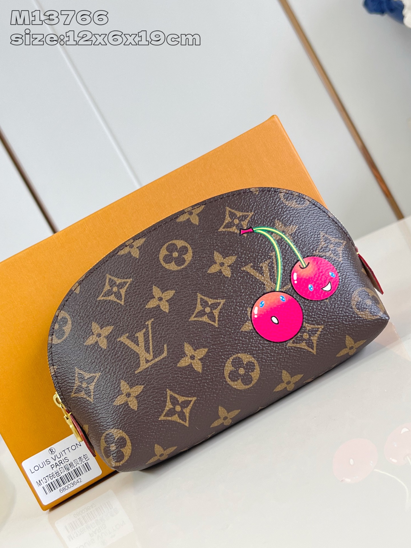 NO:404951,【Exclusive real shot M13766】This small makeup bag is from Louis Vuitton x Takashi Murakami cross-border cooperative replica series, illuminating the bag with the Japanese artist's iconic bright cherry pattern, which complements the lining design. Monogram coated canvas releases classic style, leather elements and zipper opening and closing perfect details. 12 x 6 x 19 cm (height x width x length) C.280,LV [original leather],louis vuitton,louis vuitton,cosmetic bags & cases19860909【独家实拍 M13766】本款小号化妆包出自路易威登 x 村上隆跨界合作复刻系列,以日本艺术家标志性的明丽樱桃图案点亮包身,与内衬设计相得益彰.Monogram 涂层帆布释放经典格调,皮革元素和拉链开合完善细节.12 x 6 x 19 厘米 (高 x 宽 x 长度) C.280,LV【原厂皮】,louis vuitton,louis vuitton,cosmetic bags & cases,Bag